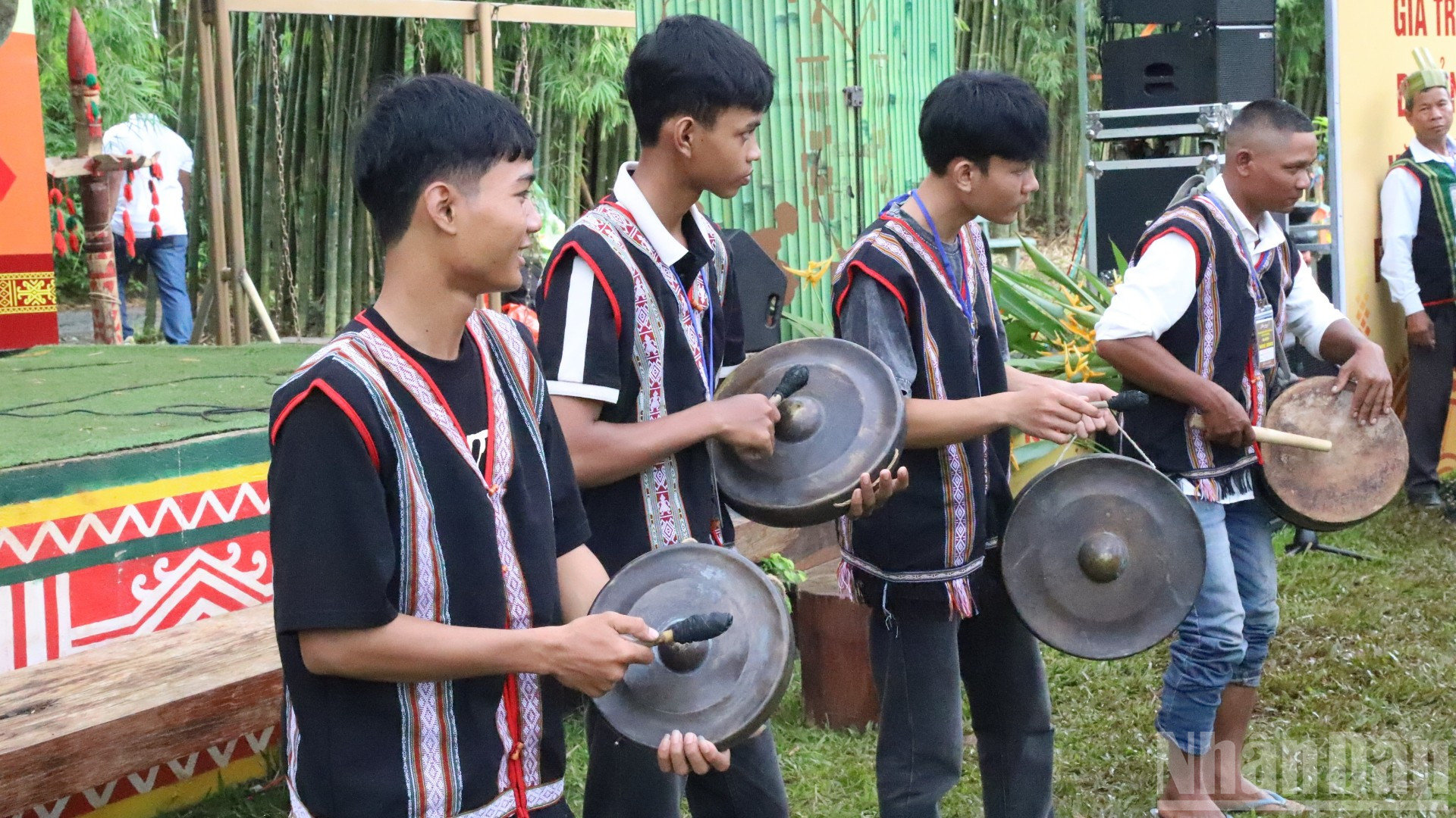 Và sẽ ưu tiên cho nhiều bạn trẻ tham gia diễn tấu cồng chiêng hơn. ndo_br_img-5858-9276.jpg