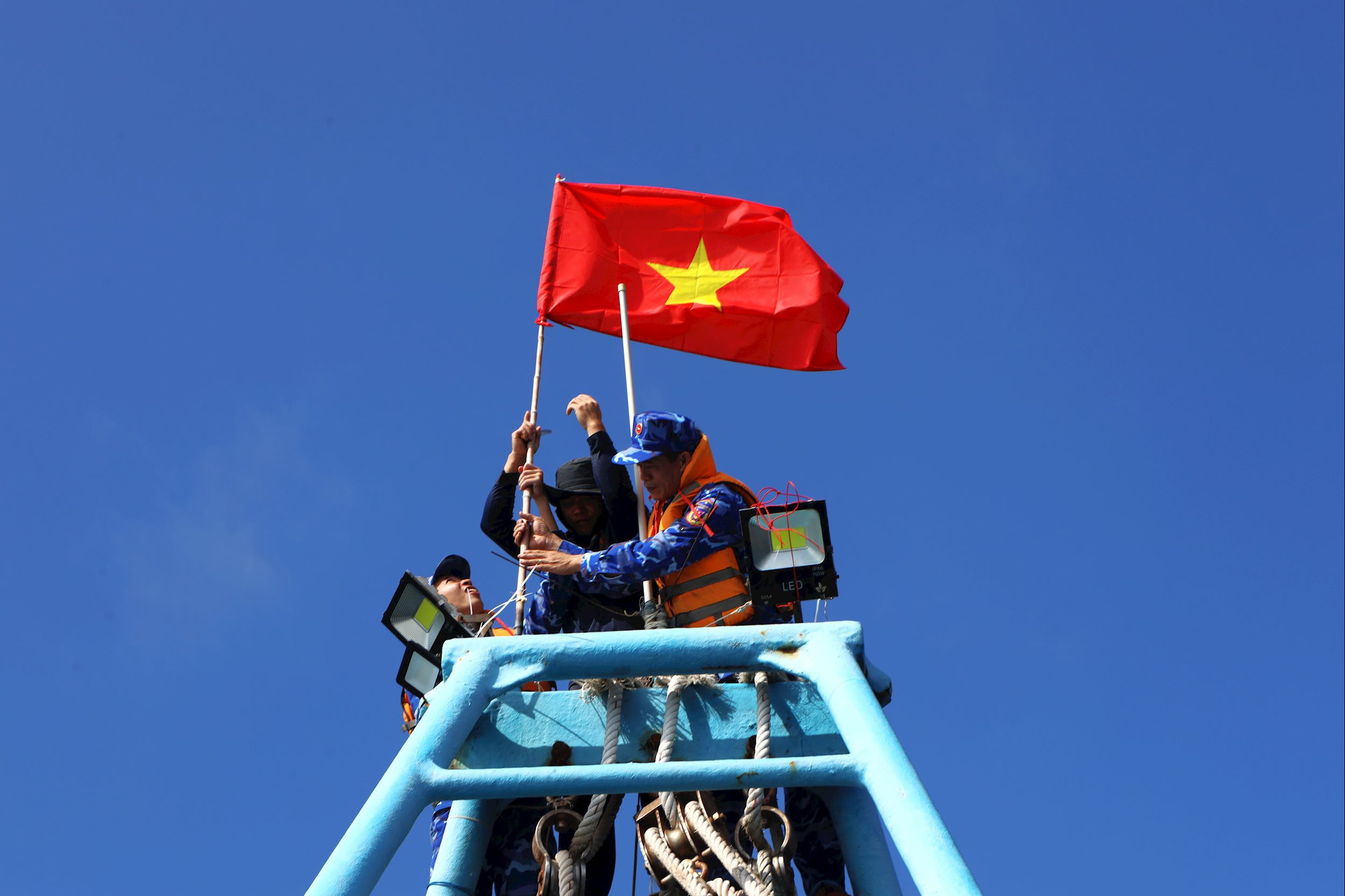 Cùng ngư dân treo cờ Tổ Quốc