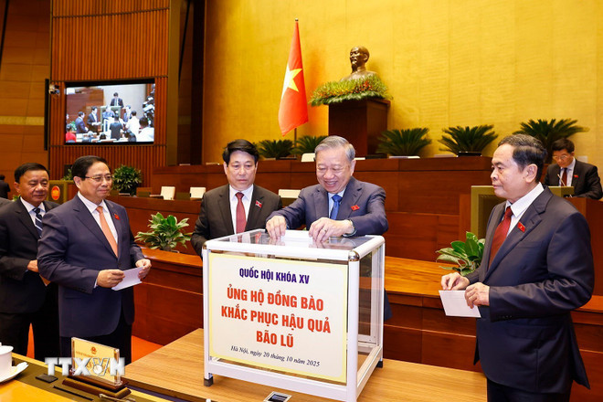 Tổng Bí thư Tô Lâm, Chủ tịch nước Lương Cường, Thủ tướng Phạm Minh Chính, Chủ tịch Quốc hội Trần Thanh Mẫn và đại biểu Quốc hội ủng hộ đồng bào khắc phục hậu quả bão lũ. (Ảnh: Doãn Tấn/TTXVN) ttxvn-ung-ho-dong-bao-khac-phuc-hau-qua-bao-lu-8349064.jpg