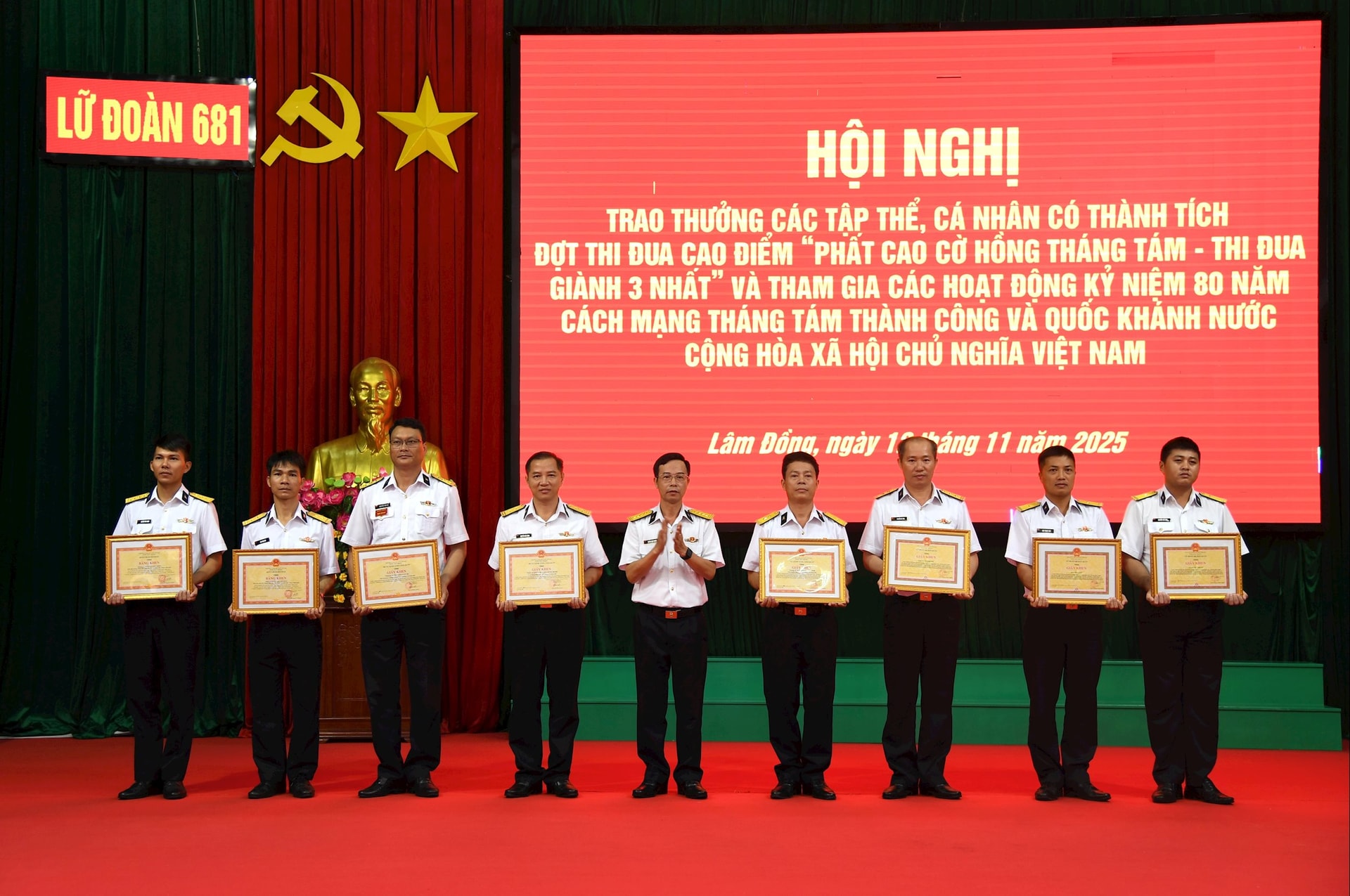 Đồng chí Chính ủy Lữ đoàn trao thưởng cho các tập thể, cá nhân