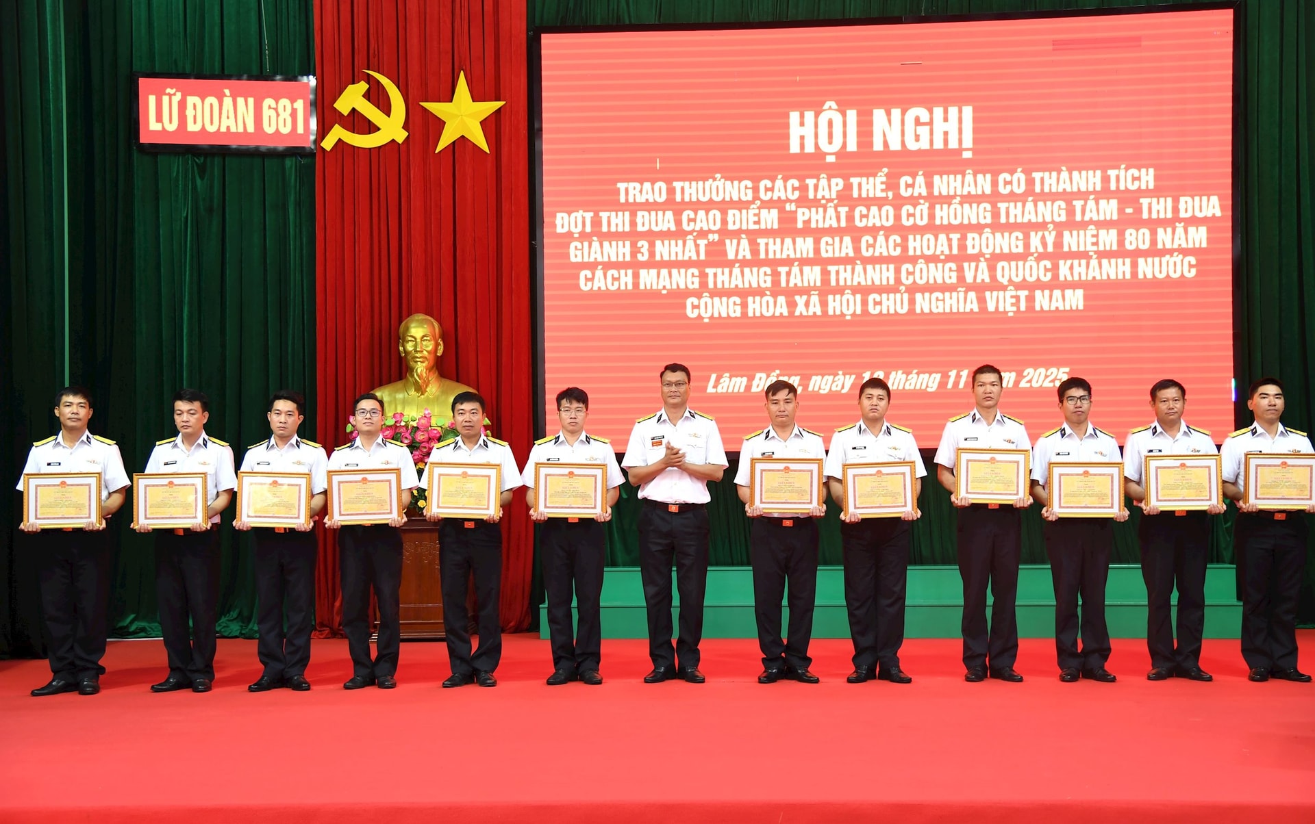 Đồng chí PLĐT-TMT trao thưởng cho các cá nhân