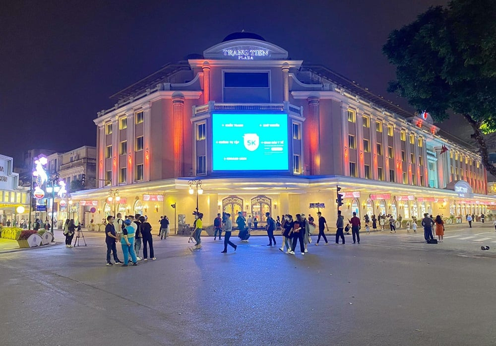 Phố đi bộ Hồ Gươm
