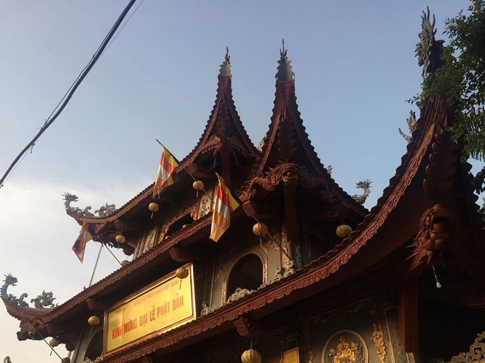 Cổng Tam quan chùa Pháp Vân chạm trổ rồng phượng đầy bắt mắt trên mặt đường Giải Phóng