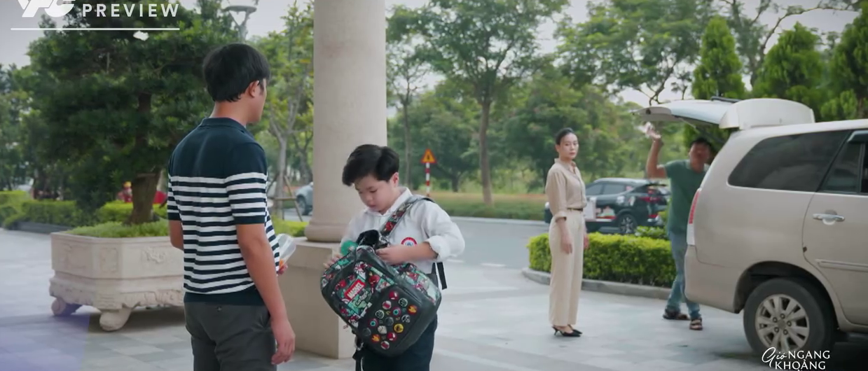 Giông ngang khoảng trời xanh - Tập 42: Mỹ Anh nén nước mắt nhìn con bịn rịn chia tay bố - Ảnh 1.