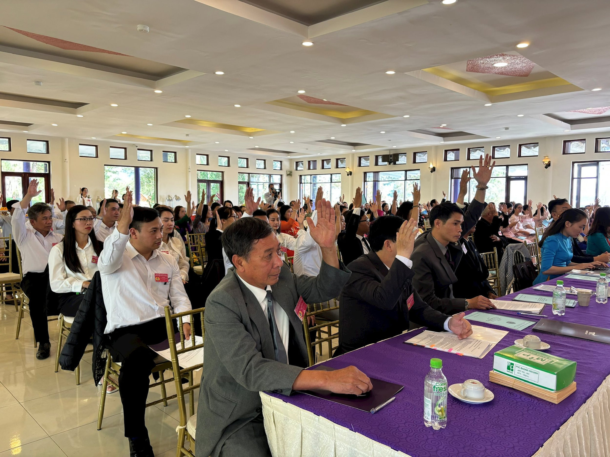 Những cánh tay thống nhất của đoàn viên công đoàn