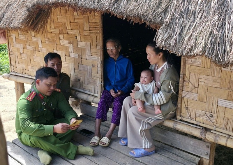Công an xã La Dạ phổ biến phong trào Bình dân học vụ số đến người dân 