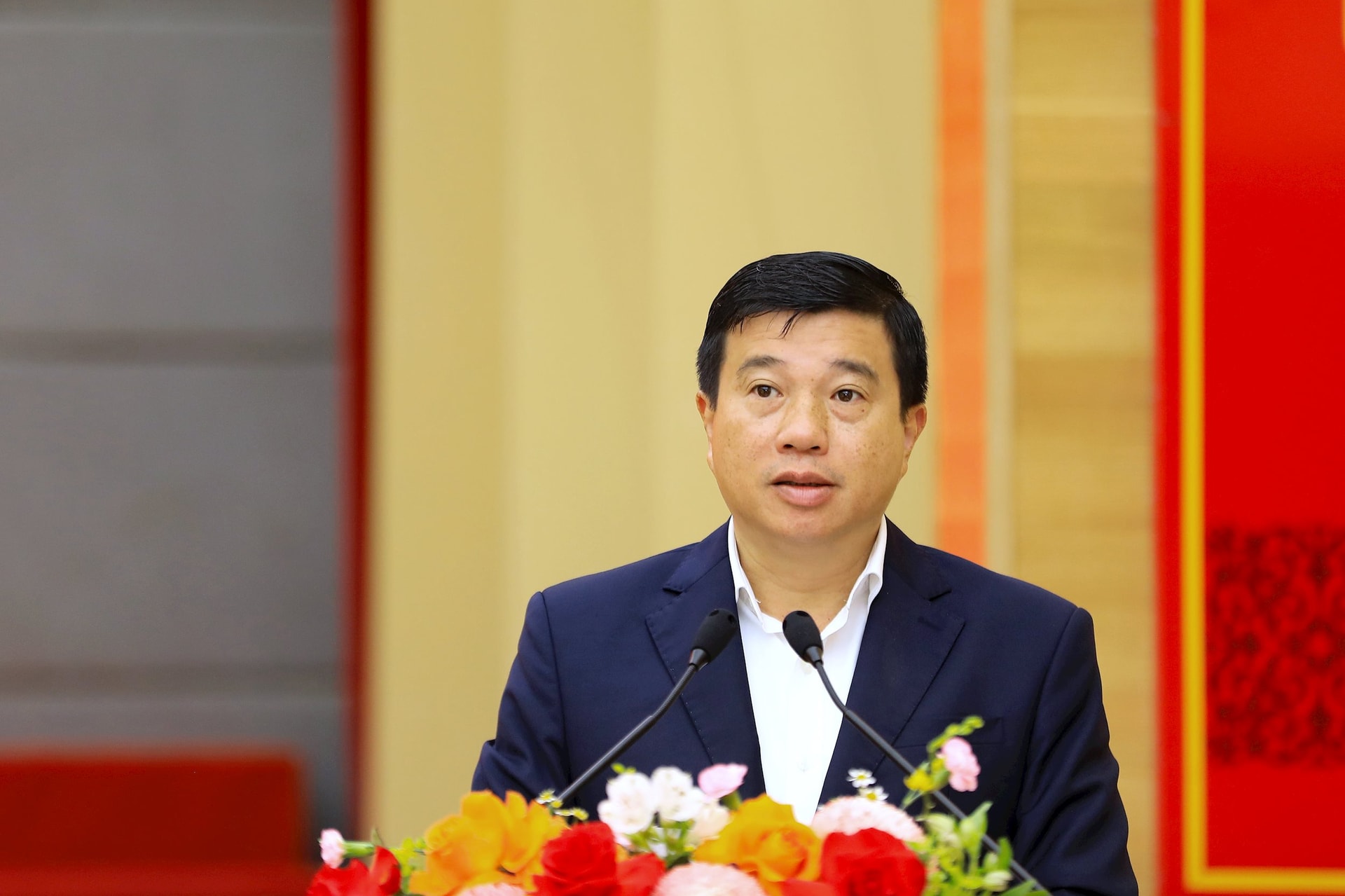 Tovarășa 13 Y Thanh Ha Nie Kdam, membru al Comitetului Central al Partidului, secretar al Comitetului Provincial de Partid, șeful Delegației Adunării Naționale Provinciale, a ținut discursul de închidere al conferinței.