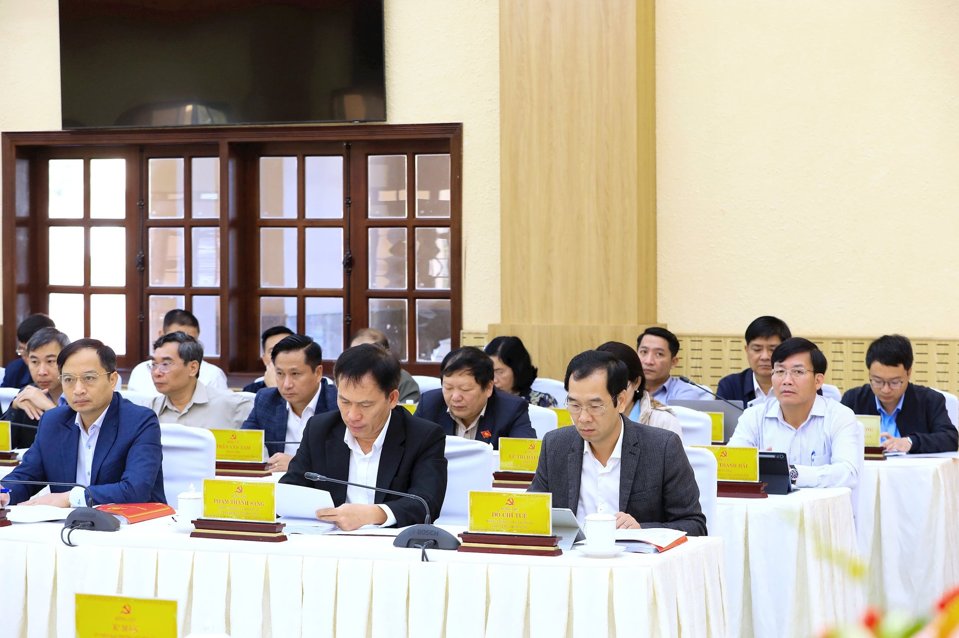 3 delegați centrali și locali care participă la conferință