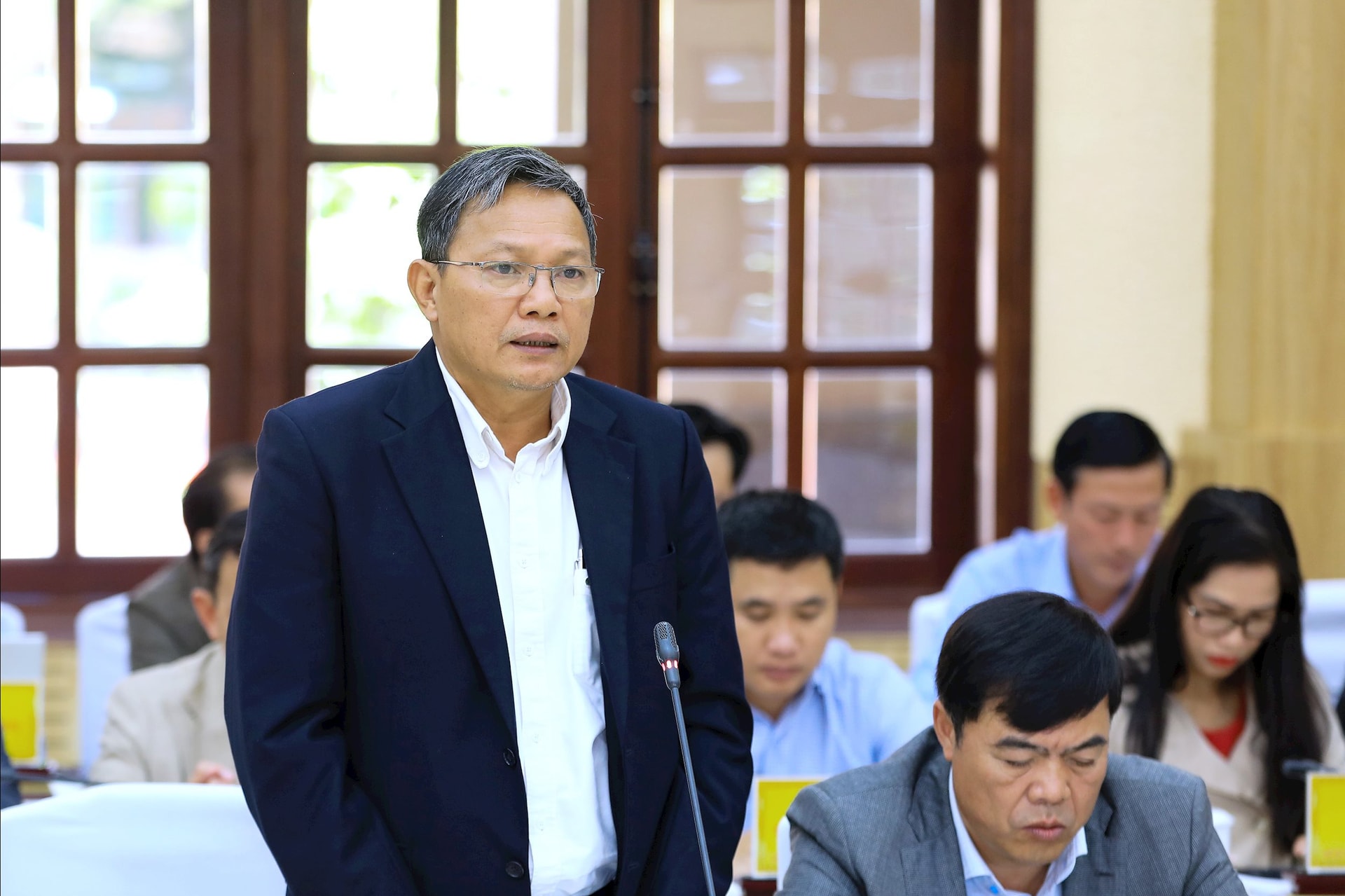 8 membri ai Comitetului permanent provincial, secretarul Comitetului de partid Mui Ne Ward Dang Van Nam au discutat despre proiectele de energie eoliană din zonă.