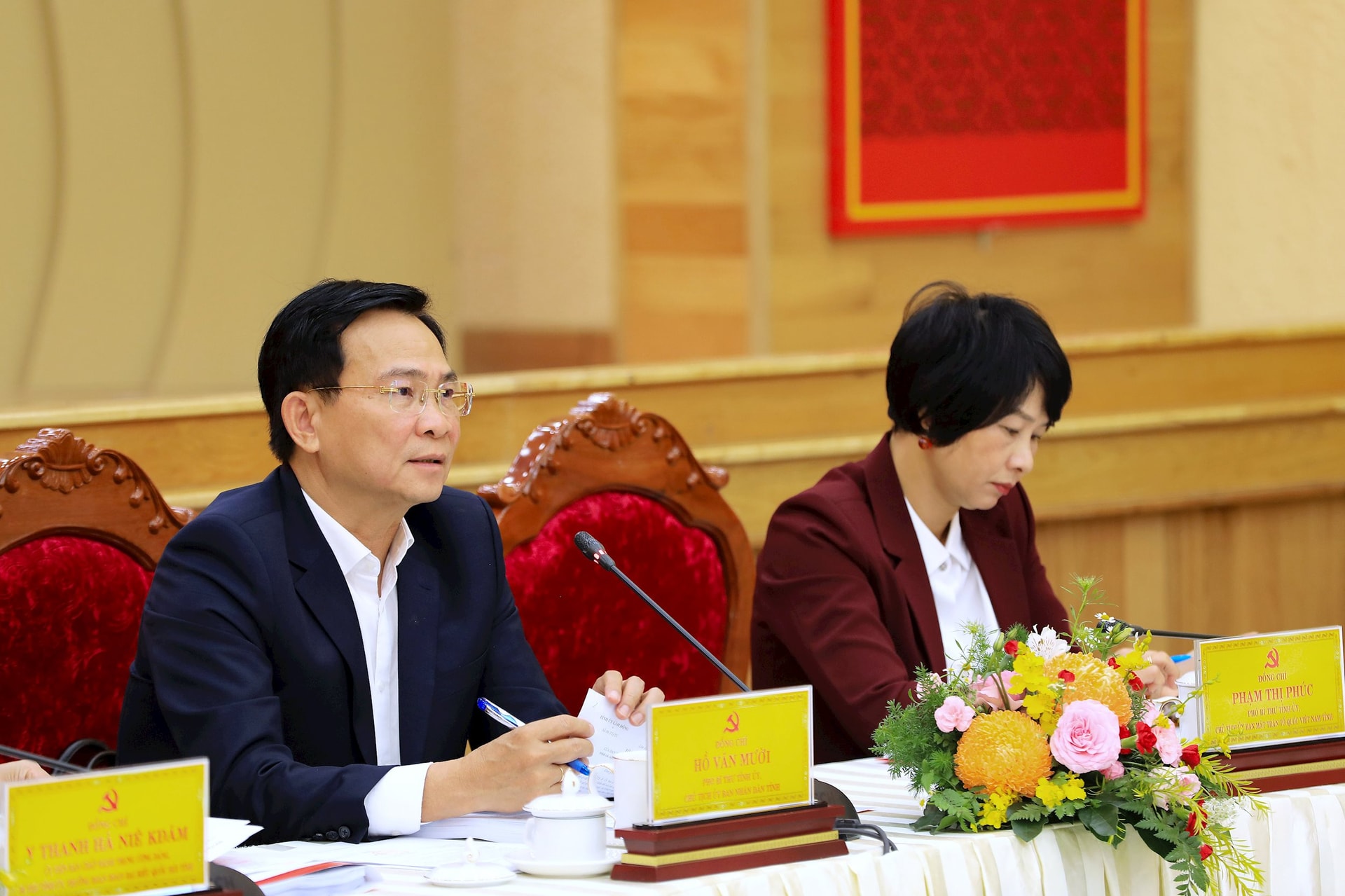 Secretarul adjunct al Comitetului Provincial al Partidului, președintele Comitetului Popular Provincial, Ho Van Muoi, și-a exprimat opiniile în cadrul sesiunii de discuții.