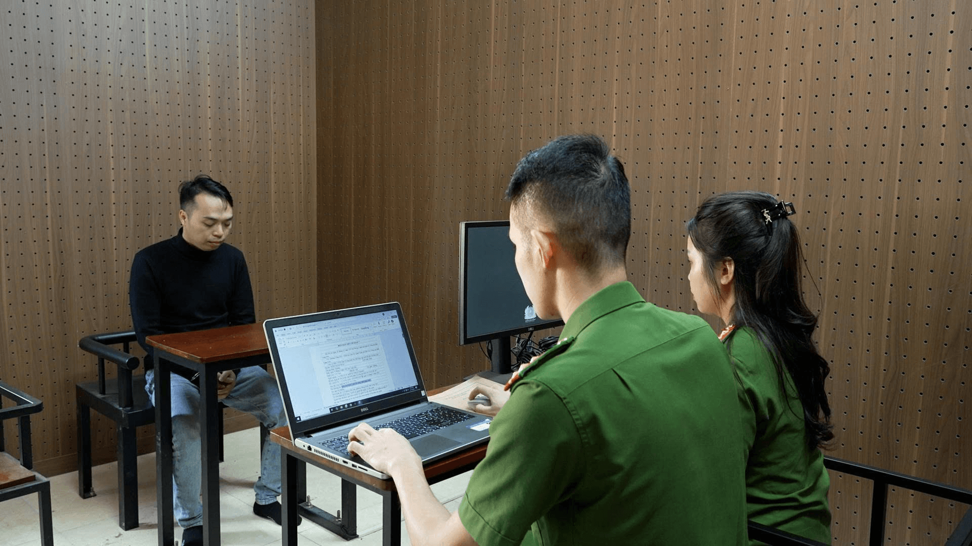 Ảnh 2. Cơ quan điều tra lấy lời khai đối tượng Trần Đặng Ngải (1).png