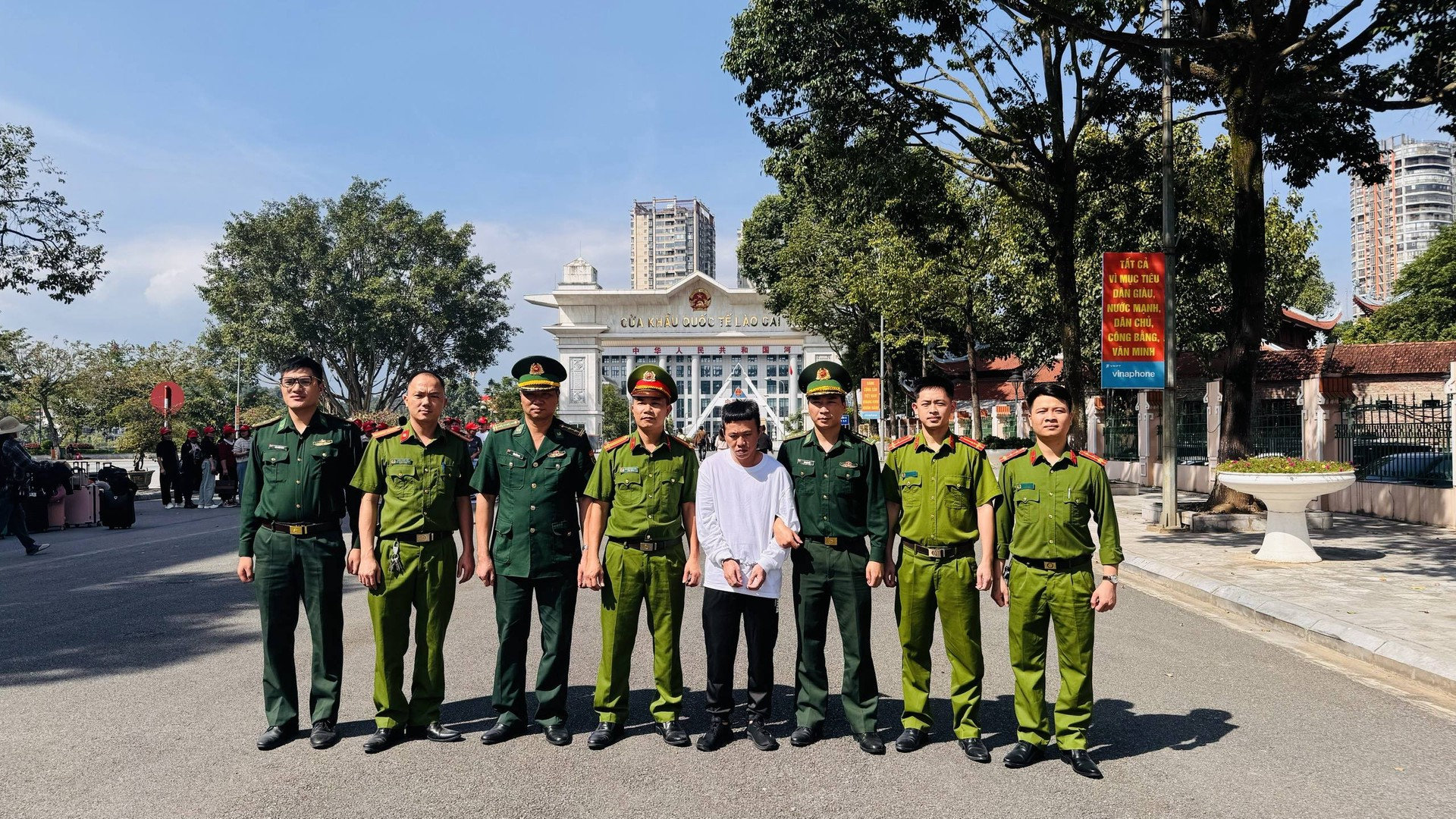 Ảnh 1. Lực lượng chức năng tiếp nhận bàn giao đối tượng trốn truy nã sau 9 năm lẩn trốn (1).jpg