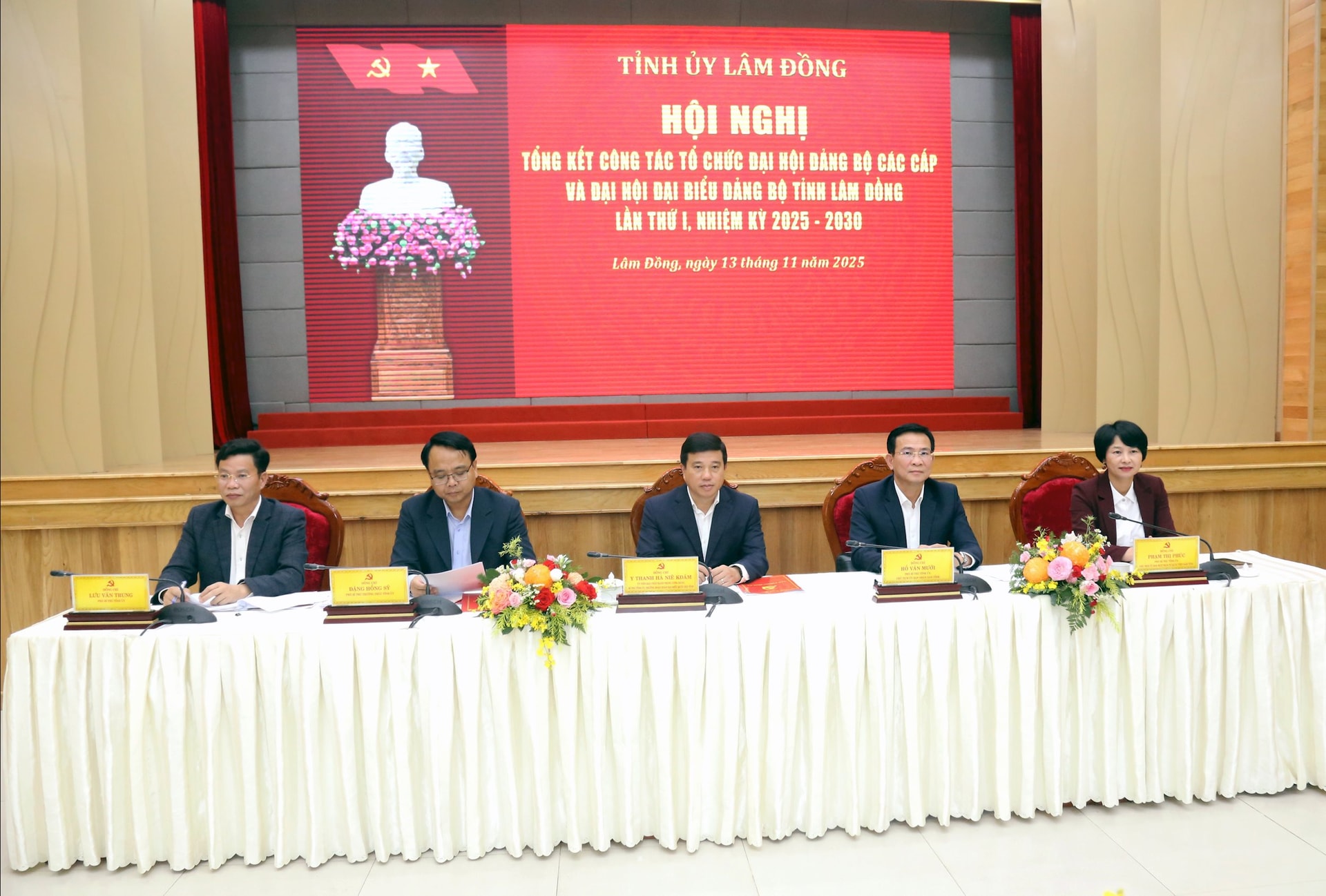 សមមិត្តក្នុងគណៈកម្មាធិការអចិន្ត្រៃយ៍គណៈកម្មាធិការបក្សខេត្ត Lam Dong ធ្វើជាប្រធានសន្និសីទ (១)