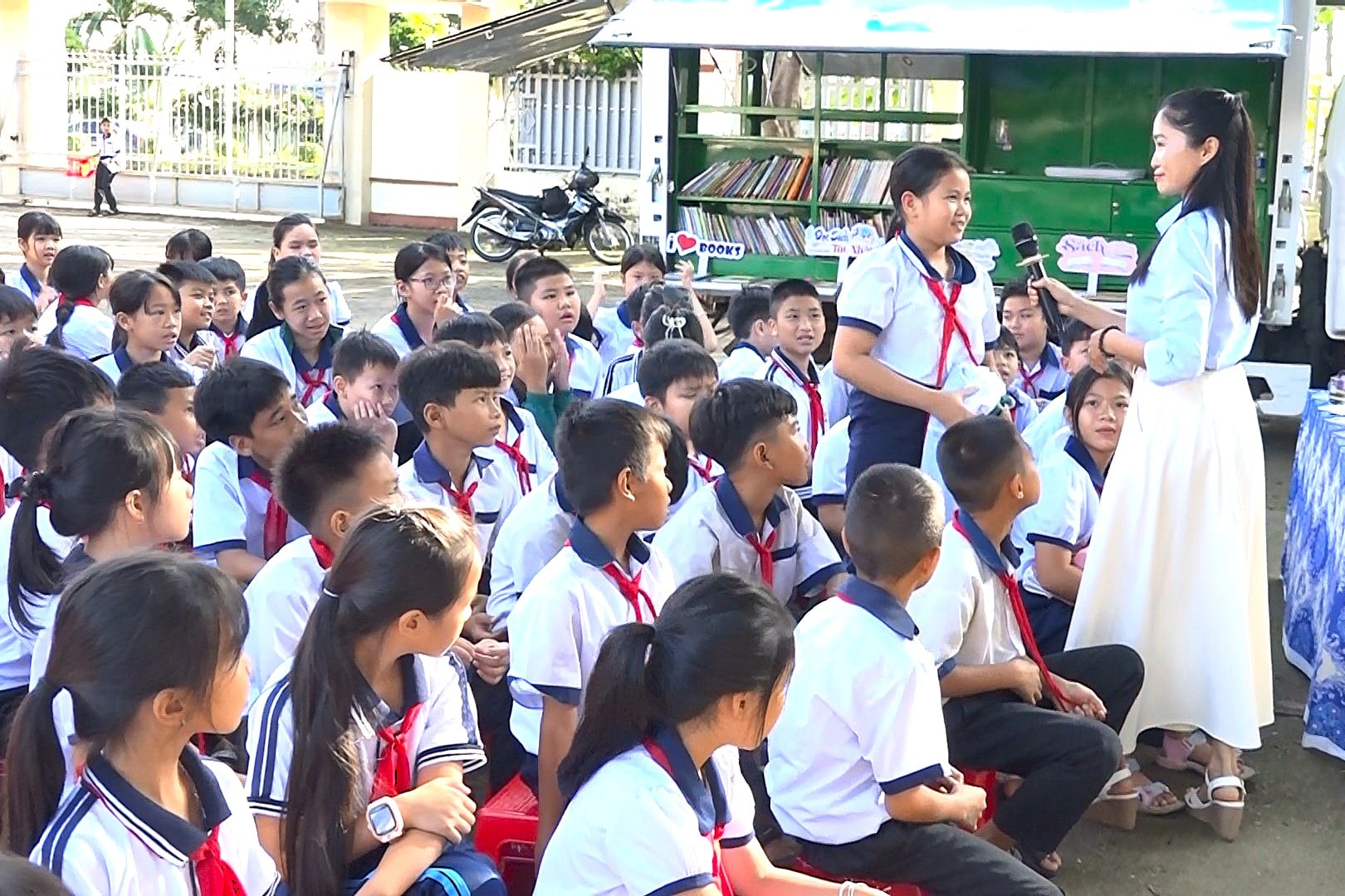 សកម្មភាពសំណួរជាមួយខ្លឹមសារសិក្សាពាក់ព័ន្ធសម្រាប់ថ្នាក់រៀននៅឃុំ Cu Jut