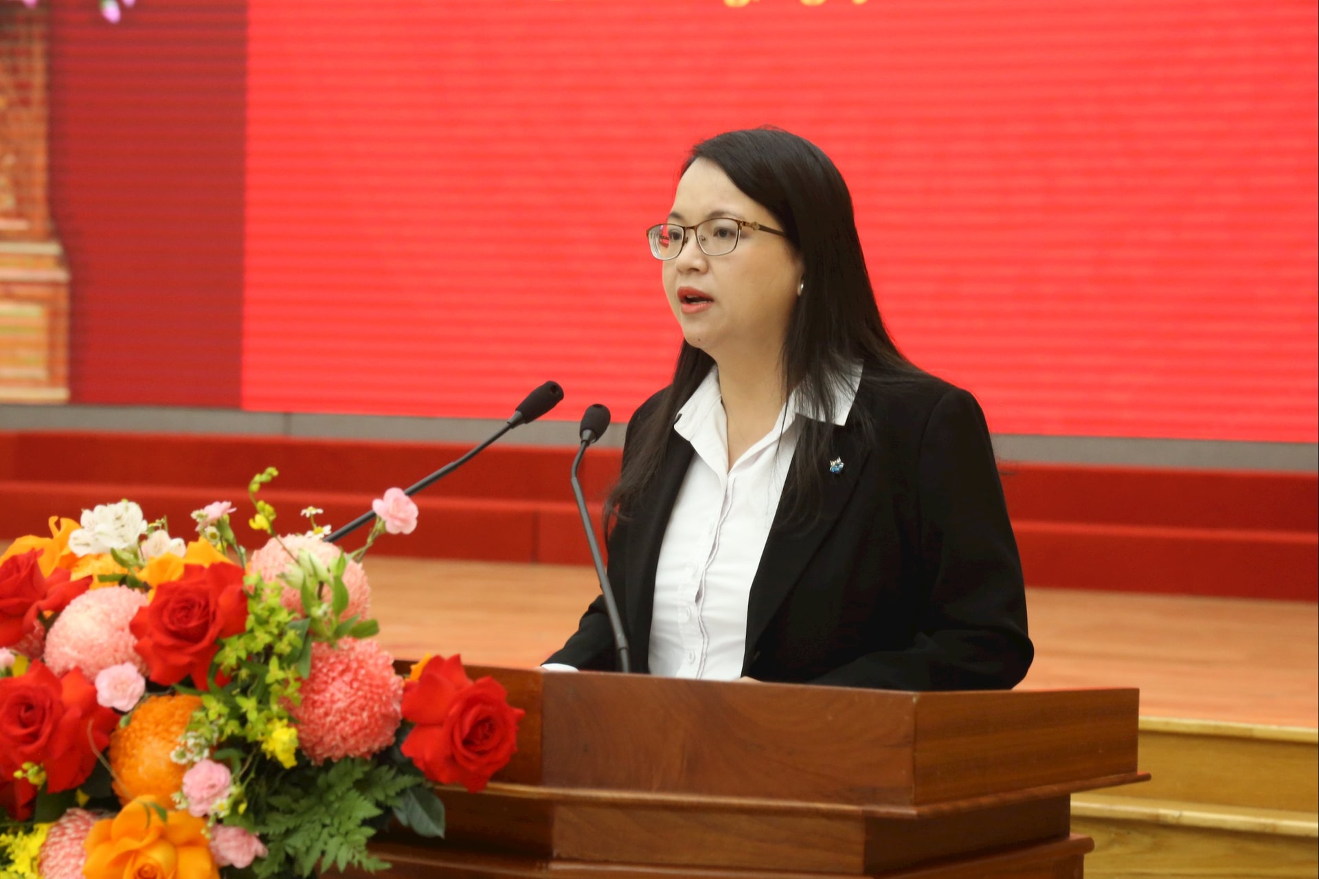 តំណាងគណៈកម្មាធិការបក្សឃុំ ... រាយការណ៍ក្នុងអង្គសន្និបាត