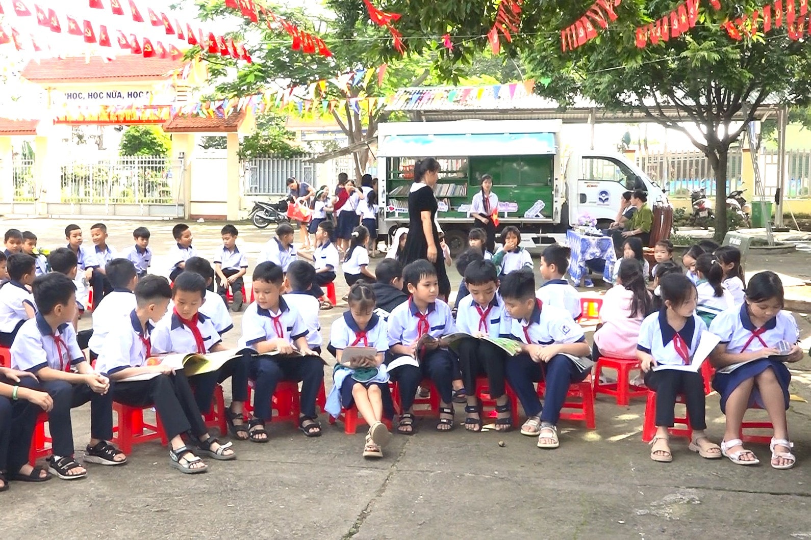 សកម្មភាពនេះរួមចំណែកជំរុញតម្រូវការ និងចំណាប់អារម្មណ៍លើការអានរបស់សិស្សានុសិស្សនៅឃុំ Cu Jut។