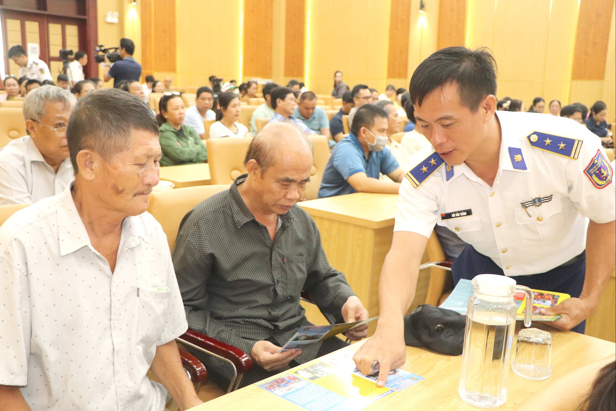 Phát tờ rơi, tờ gấp tuyên truyền