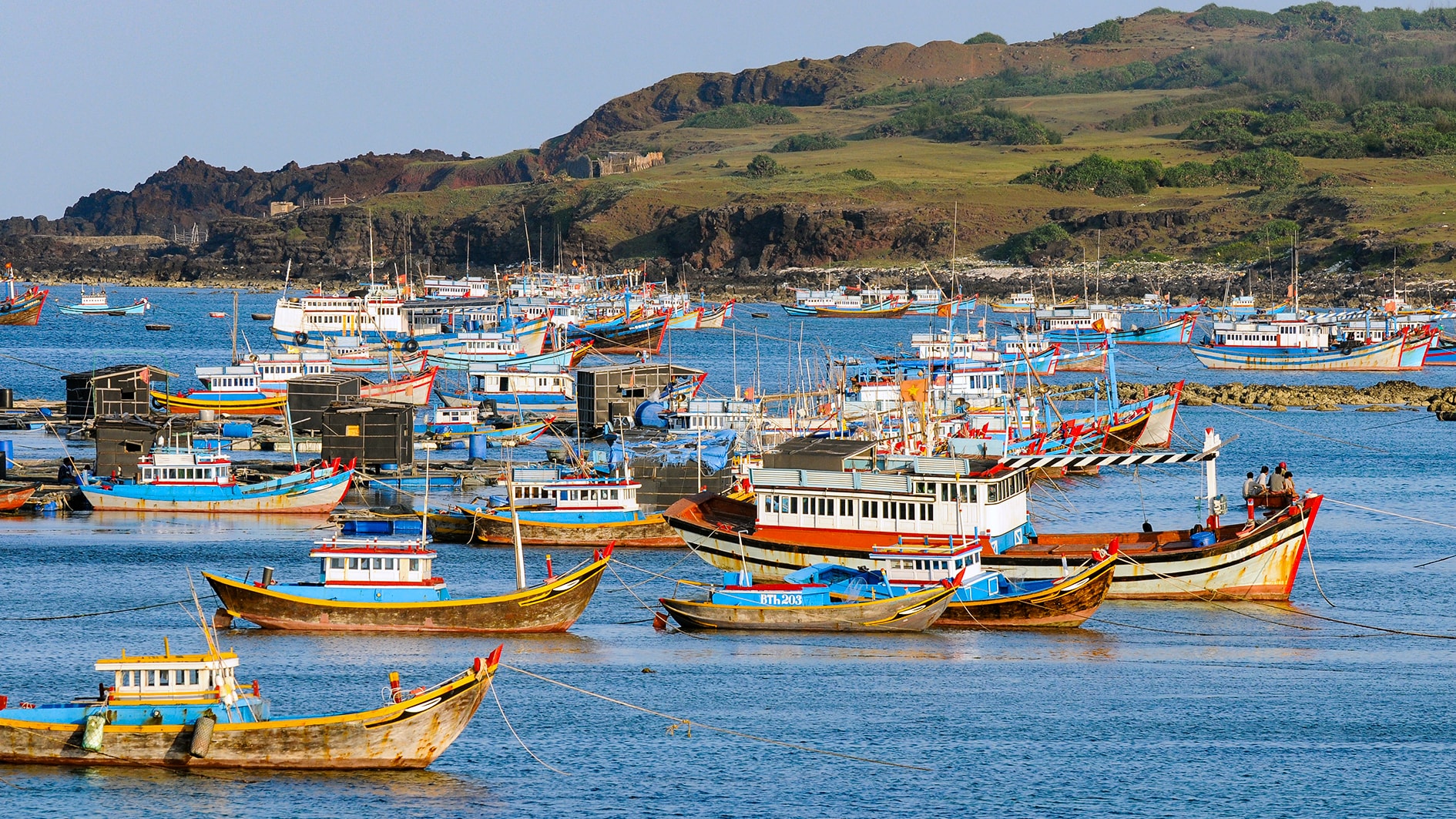 ទូកនេសាទនៅឃុំមាត់សមុទ្រក្នុងខេត្ត Phu Quy (រូបថតដោយ N. Lan) (1)