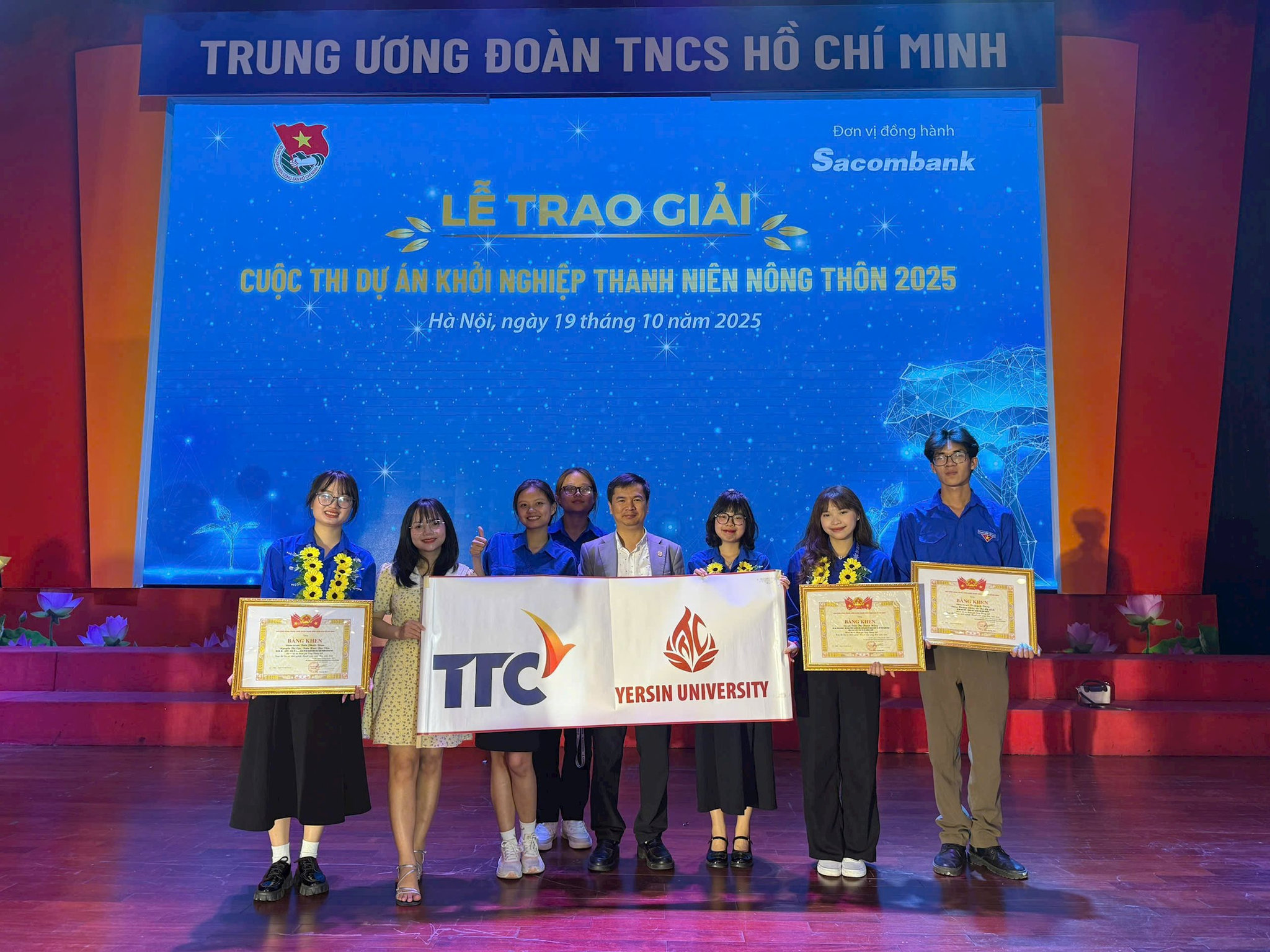 trao giải