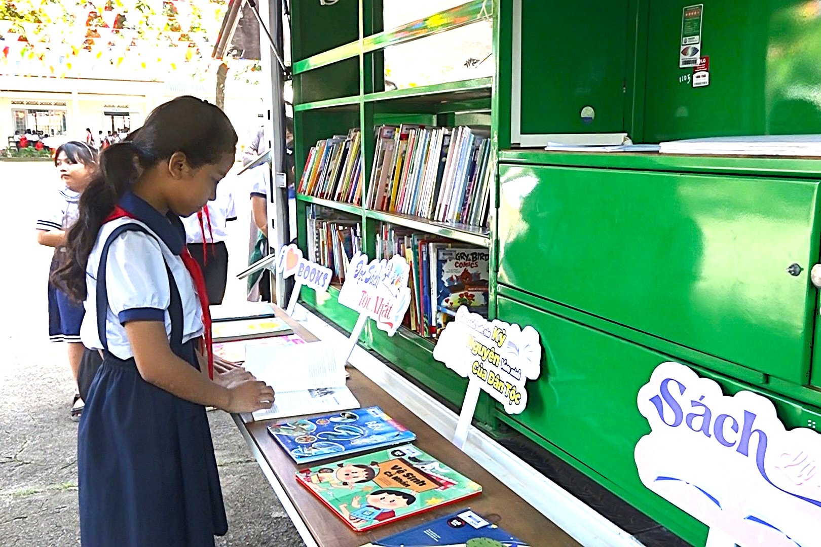 បណ្ណាល័យចល័តបង្កើតកន្លែងលេងដ៏មានប្រយោជន៍ និងកន្លែងមានសុខភាពល្អ ដើម្បីជួយសិស្សានុសិស្សក្នុងឃុំ Cu Jut ទទួលបានសៀវភៅល្អៗជាច្រើន។