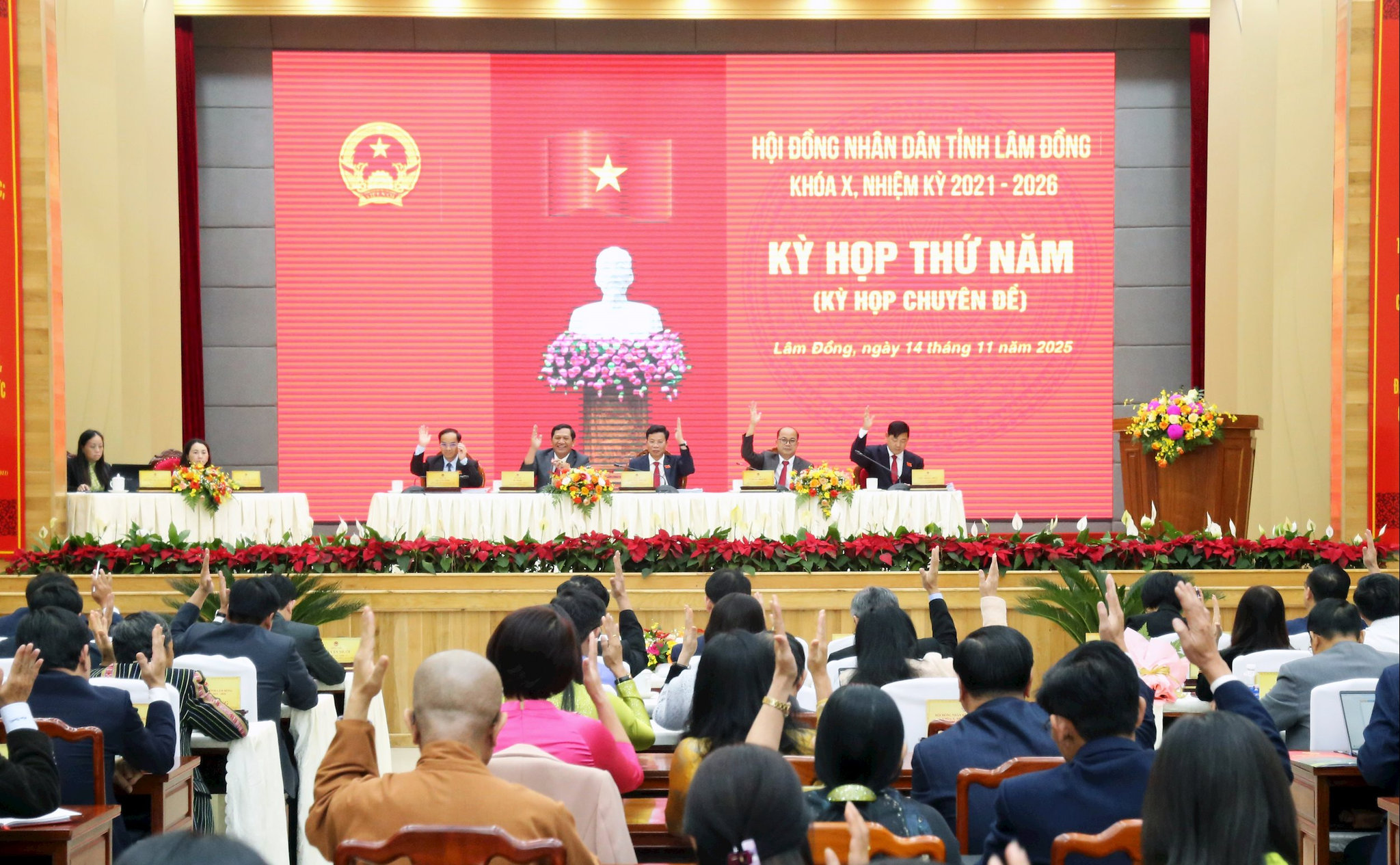 Các đại biểu biểu quyết thông qua các dự thảo Nghị quyết được trình tại kỳ họp 1