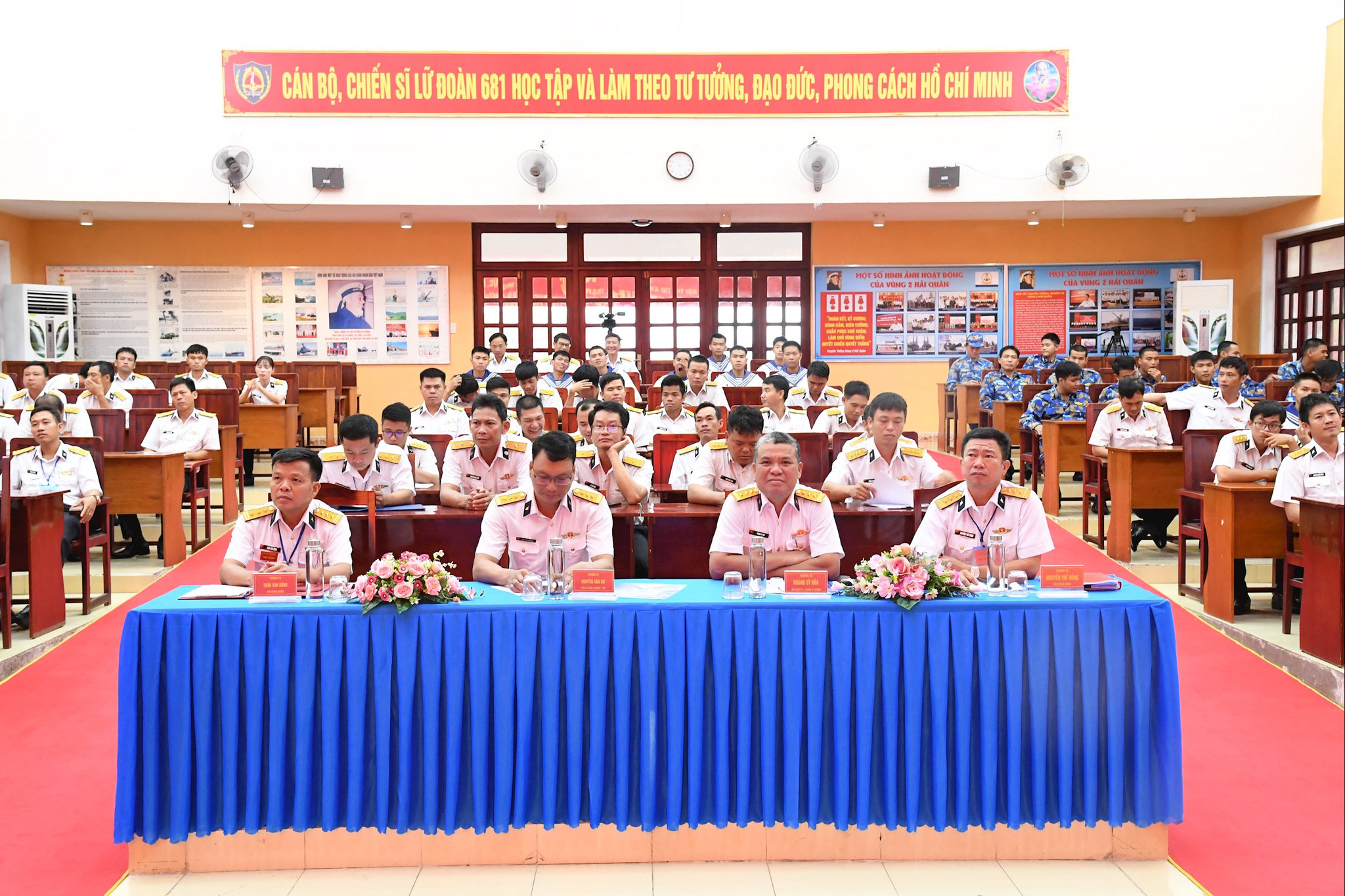 các đại biểu tham dự khai mạc hội thi