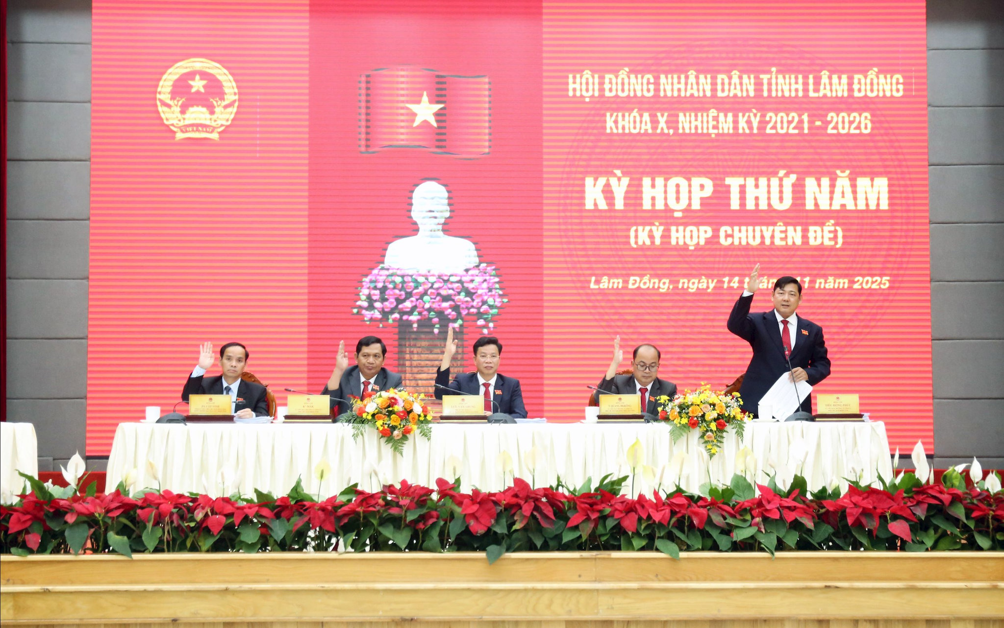 Các đồng chí lãnh đạo Hội đồng nhân dân tỉnh biểu quyết thông qua các Nghị quyết