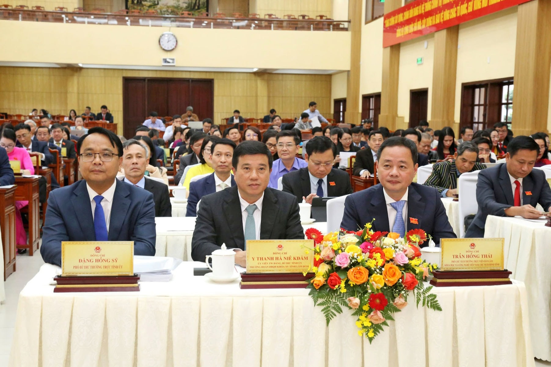 Các đồng chí lãnh đạo tỉnh tham dự Kỳ họp