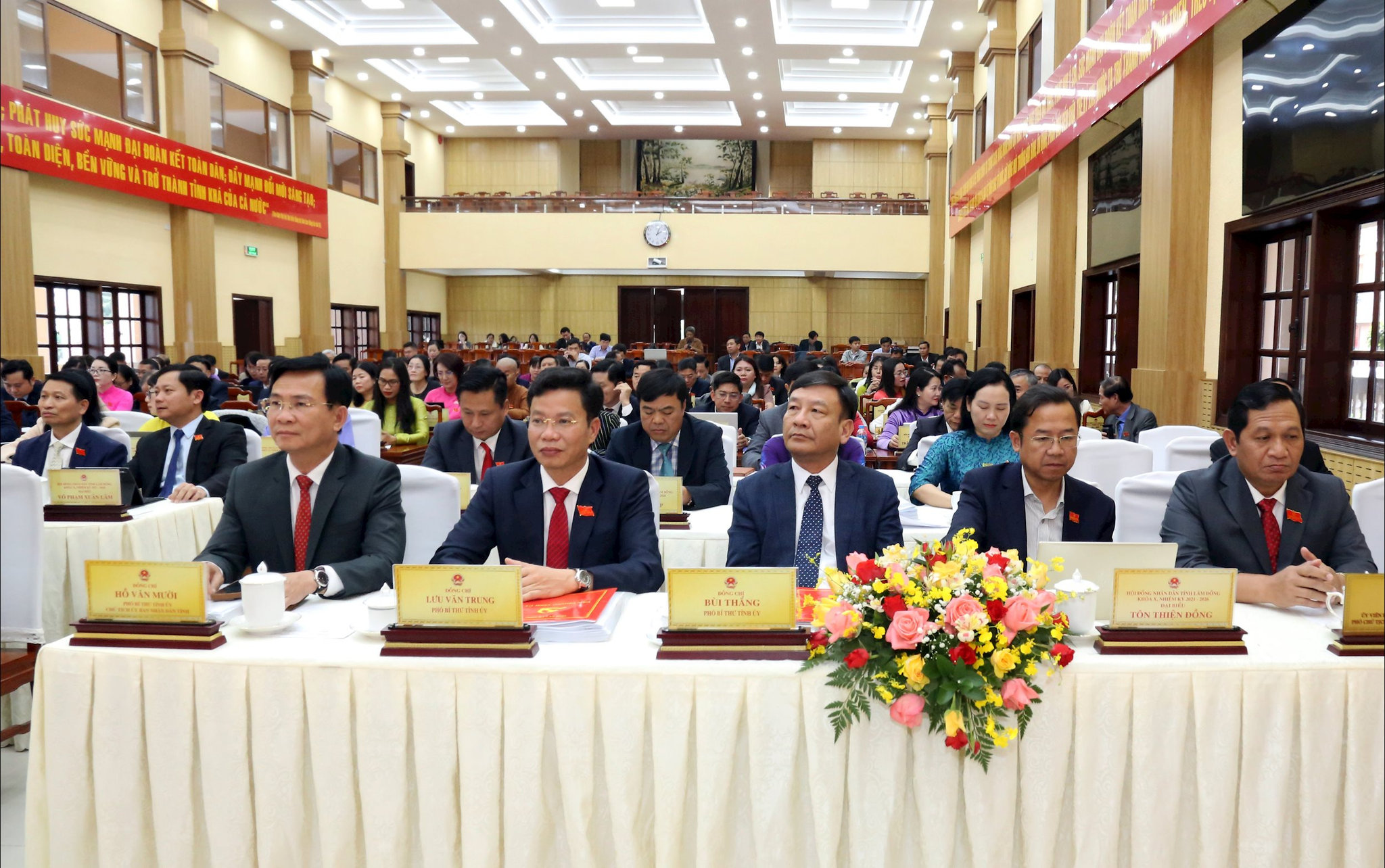 Các đồng chí lãnh đạo tỉnh tham dự ỳ họp