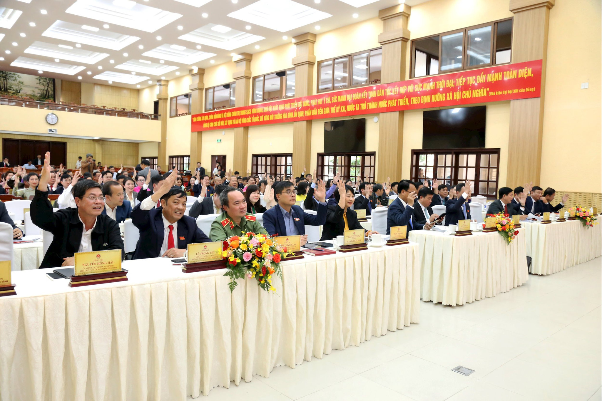Các đồng chí trong hội đồng nhân dân tỉnh biểu quyết...