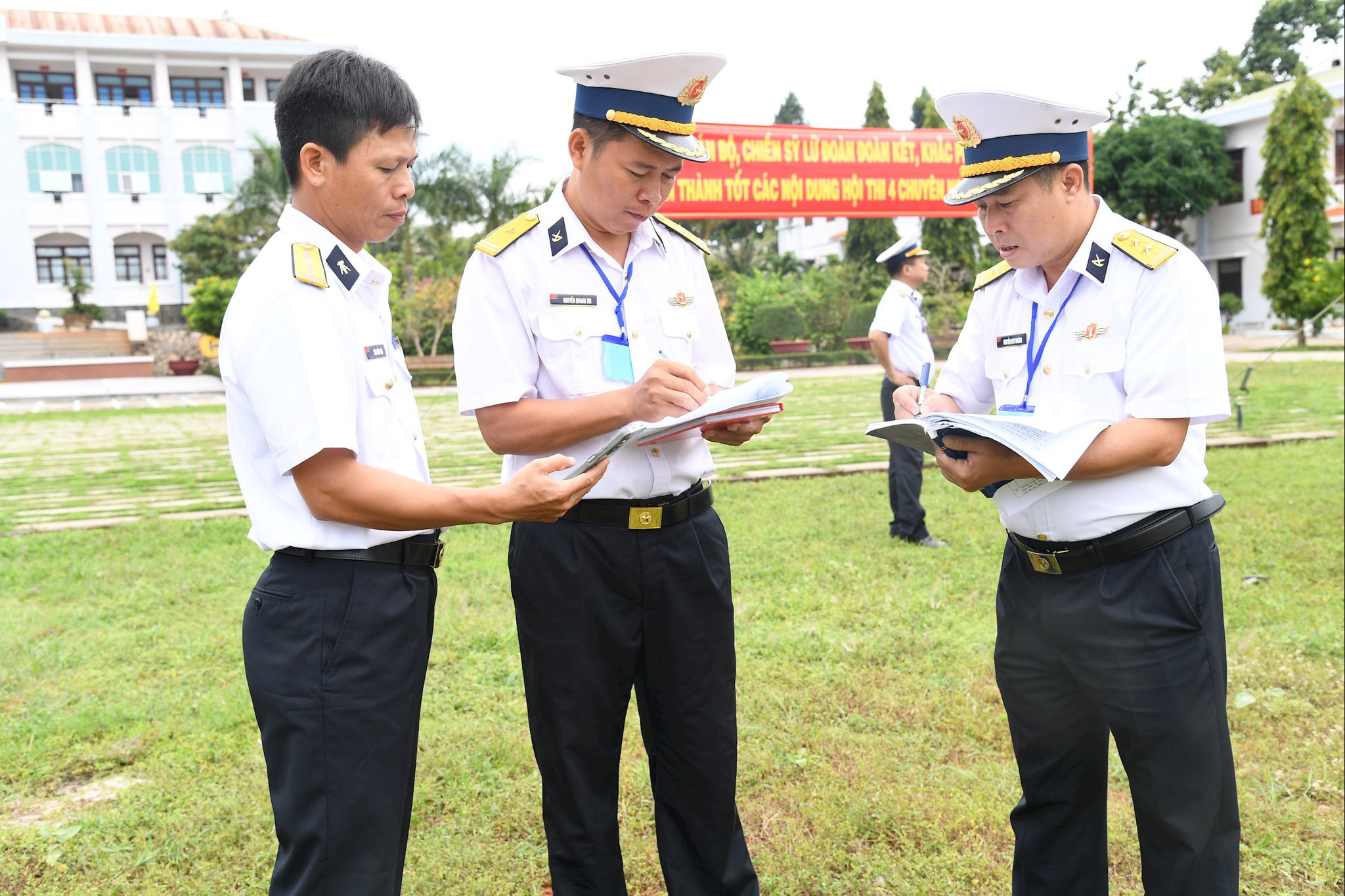 Ban giám khảo chấm thi dựng nhà bạt