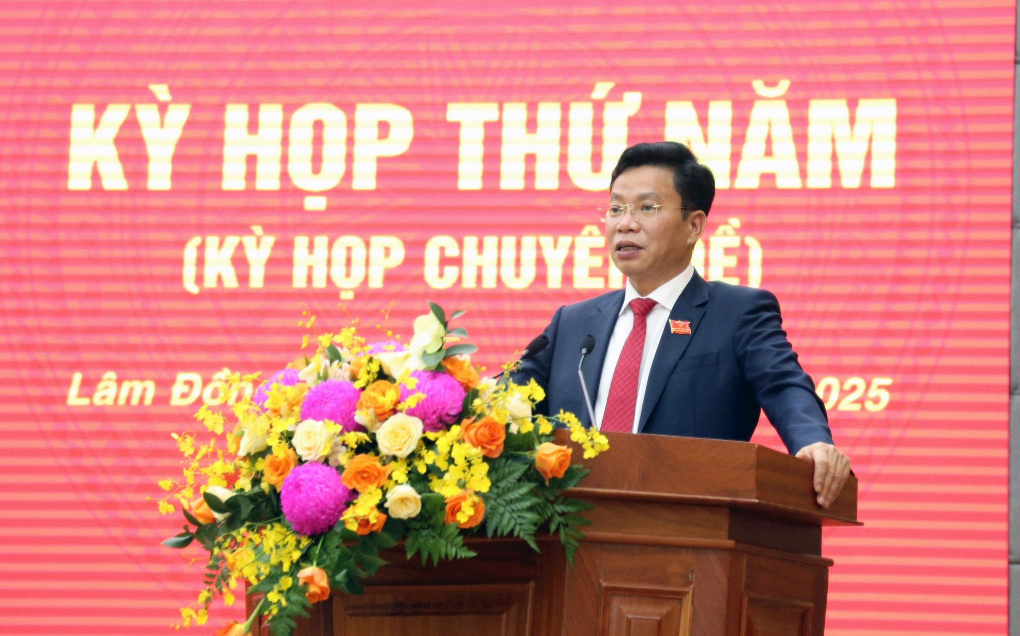 Đồng chí Lưu Văn Trung, Phó Bí thư Tỉnh ủy, Chủ tịch Hội đồng Nhân dân tỉnh phát biểu kết luận kỳ họp
