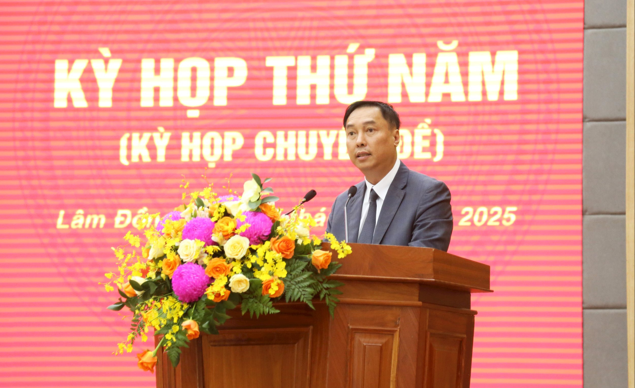 Đồng chí Nguyễn Đức Vũ, Phó Giám đốc Sở Nội vụ trình bày dự thảo Nghị quyết về việc chuyển biên chế của các Hội do Đảng, Nhà nước giao nhiệm vụ