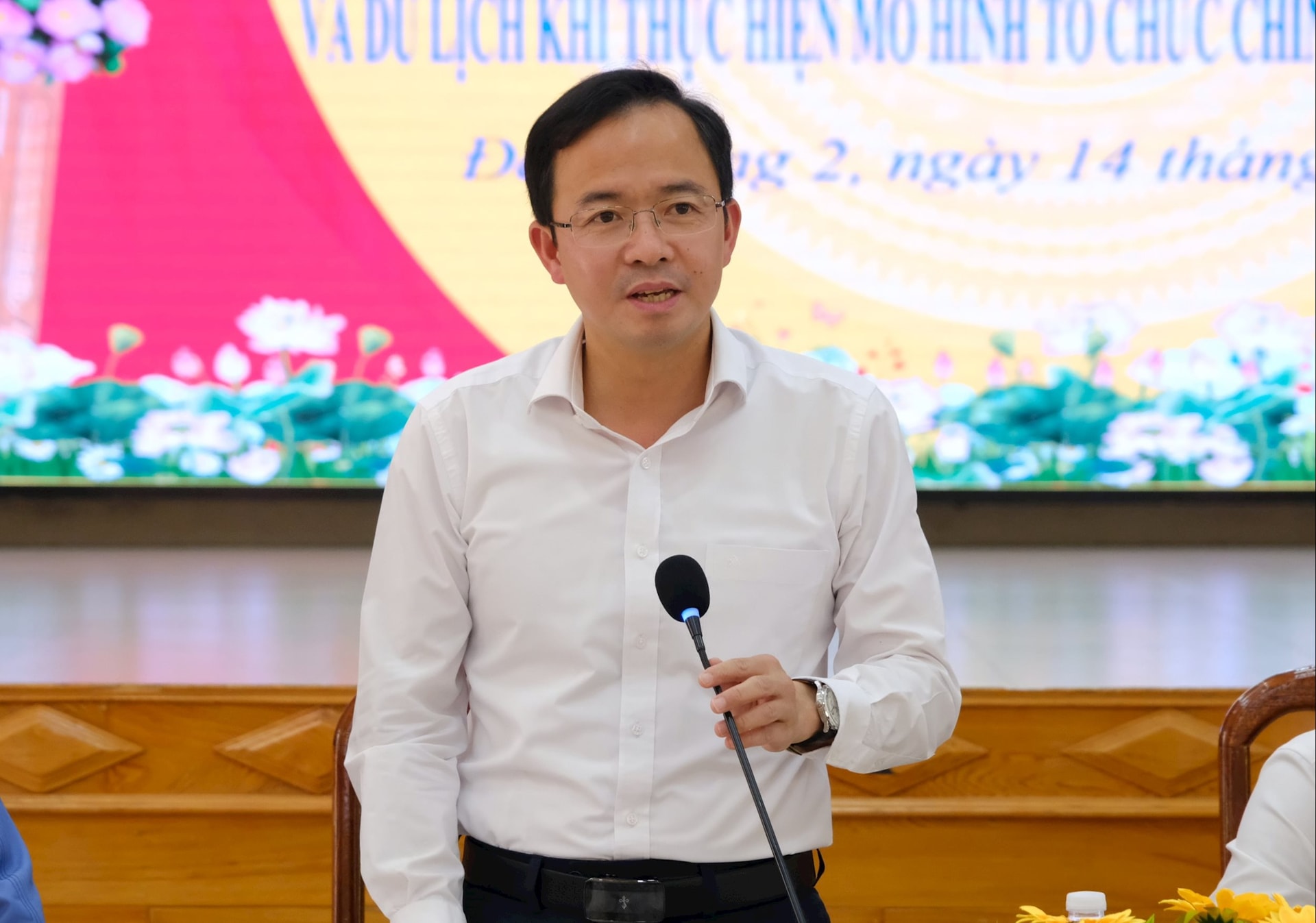 Kamrat Nguyen Van Loc föreslog