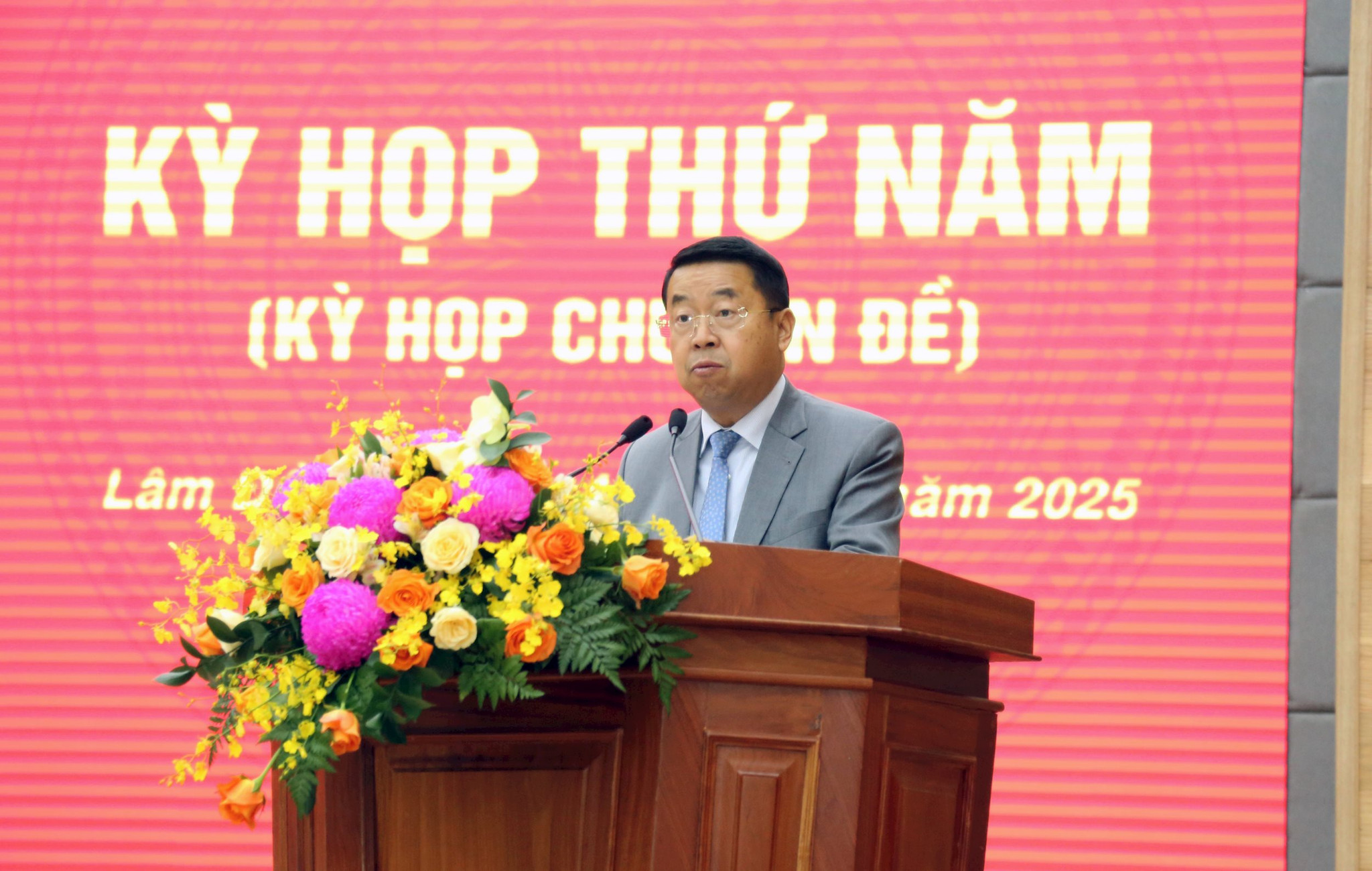 Đồng chí Tôn Thiện San, Giám đốc Sở Tài Chính trình bày các dự thảo Nghị quyết tại kỳ họp
