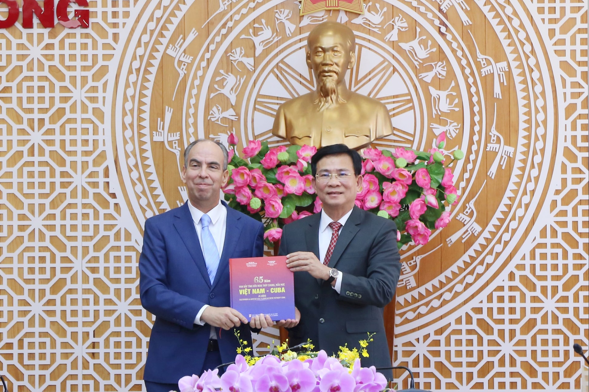 Phó Bí thư Tỉnh ủy, Chủ tịch UBND tỉnh Lâm Đồng Hồ Văn Mười tặng qùa lưu niệm tới Đại sứ Đặc mệnh Toàn quyền nước Cộng hòa Cuba tại Việt Nam