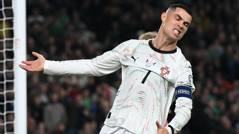 Ronaldo phải nhận thẻ đỏ đầu tiên trong màu áo Bồ Đào Nha. (Nguồn: Getty Images)
