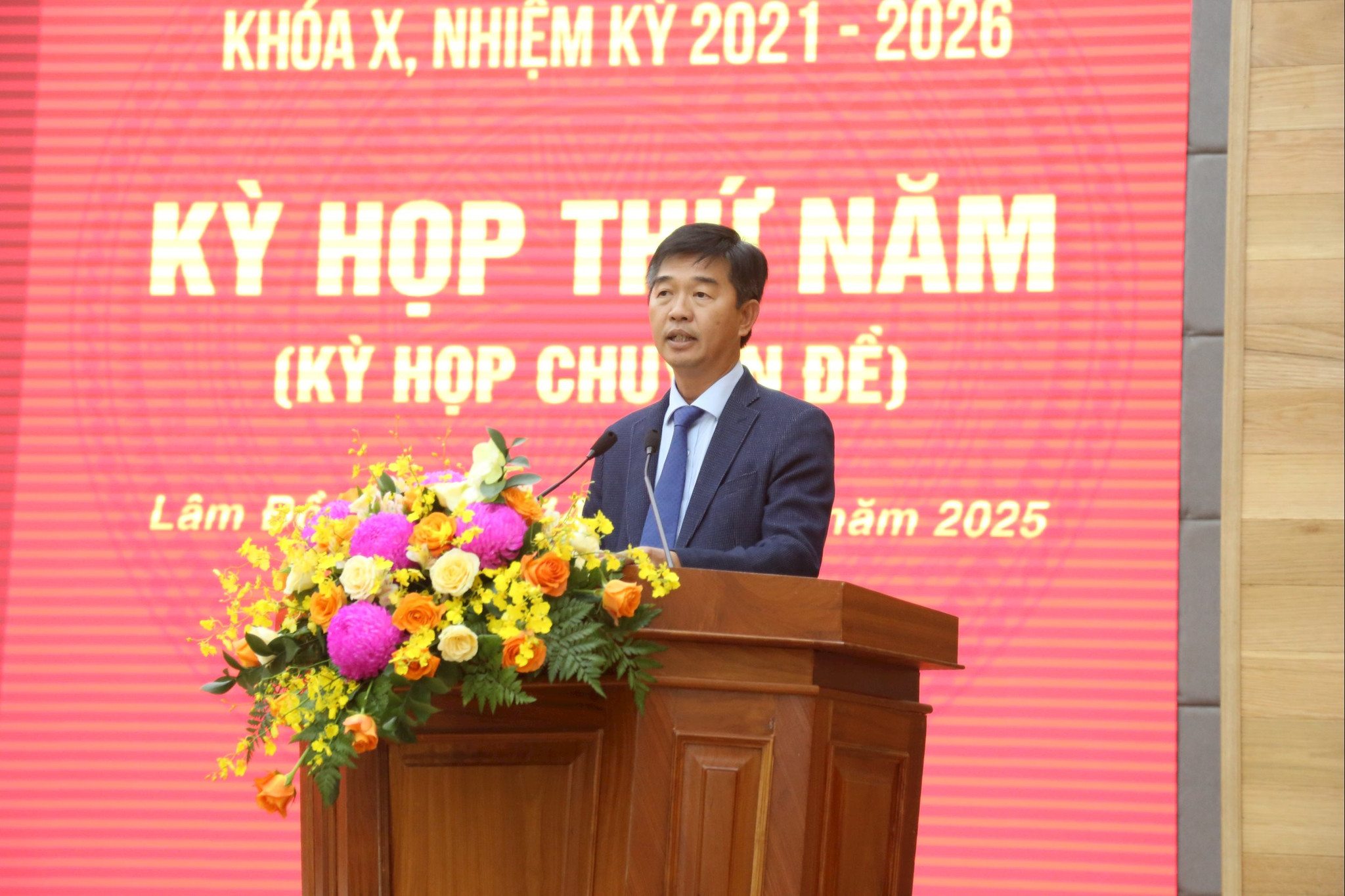 Đồng chí Phan Nguyễn Hoàng Tân trình bày dự thảo Nghị quyết Quy định chính sách hỗ trợ ổn định đời sống đối với hộ gia đình chủ tàu có tàu cá không đủ điều kiện tham gia khai thác thủy sản trên địa bàn tỉnh Lâm Đồng.