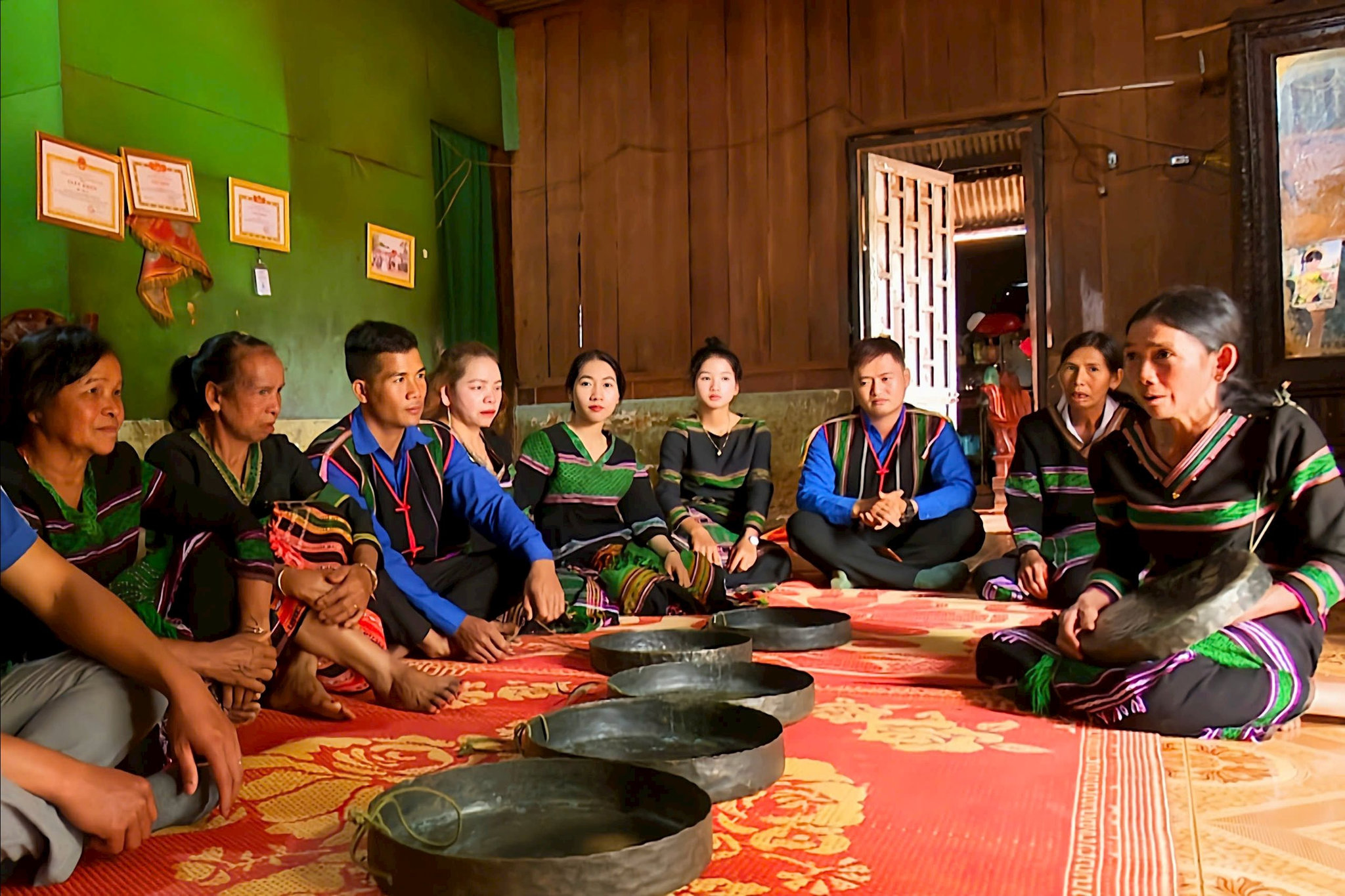 truyền dạy cồng chiêng