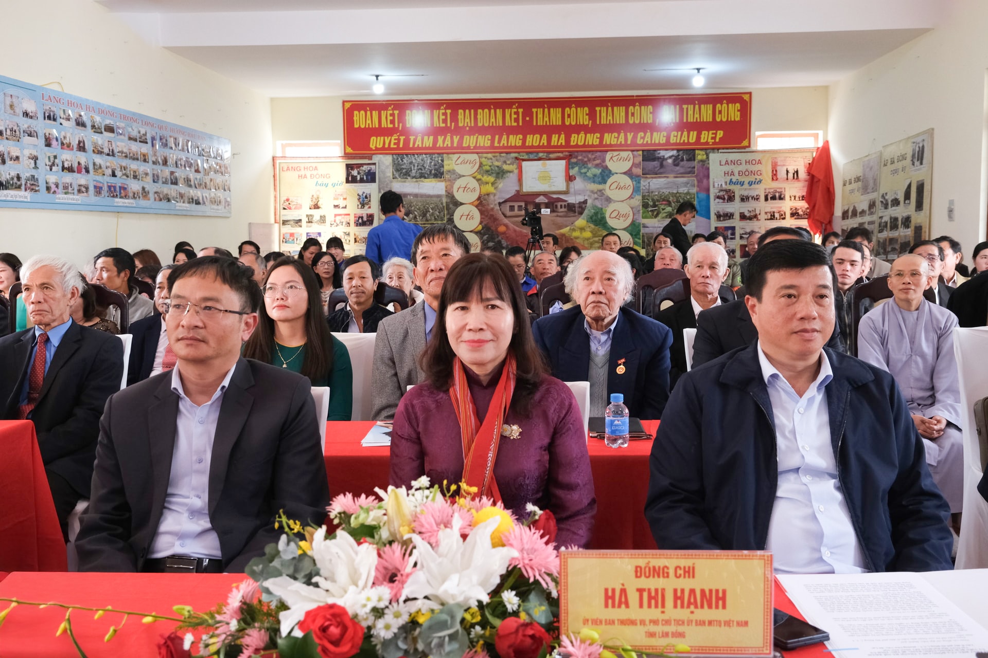 O secretário provincial do partido, Y Thanh Ha Nie Kdam, a vice-presidente do Comitê Provincial da Frente da Pátria do Vietnã, Ha Thi Hanh, e o secretário do Comitê do Partido do Distrito de Lam Vien, Da Lat Dang Quang Tu, estiveram presentes no festival.