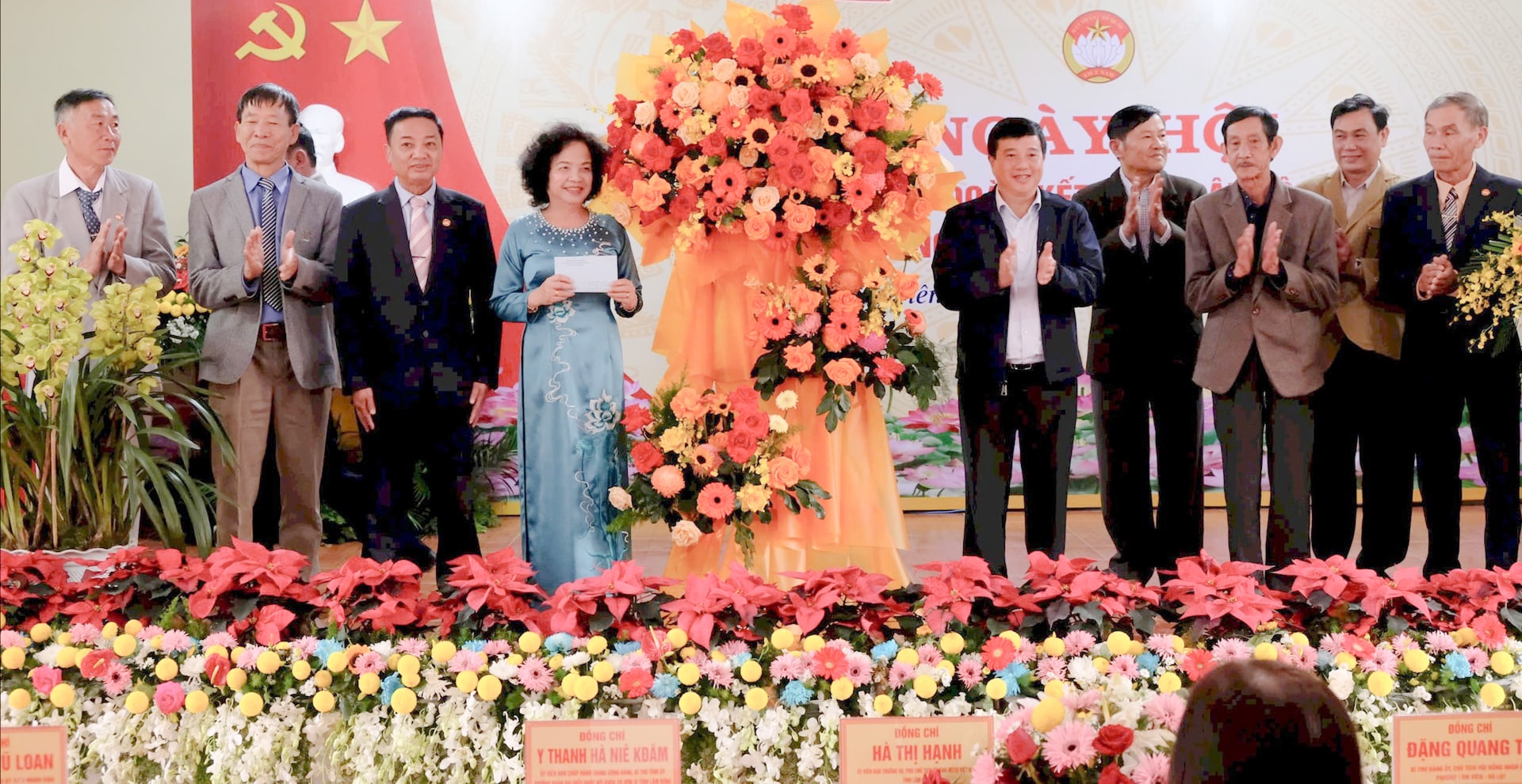 O secretário provincial do Partido, Y Thanh Ha Nie Kdam, ofereceu flores para parabenizar os quadros, membros do partido e moradores dos grupos residenciais 1, 2 e 3 de Ha Dong.