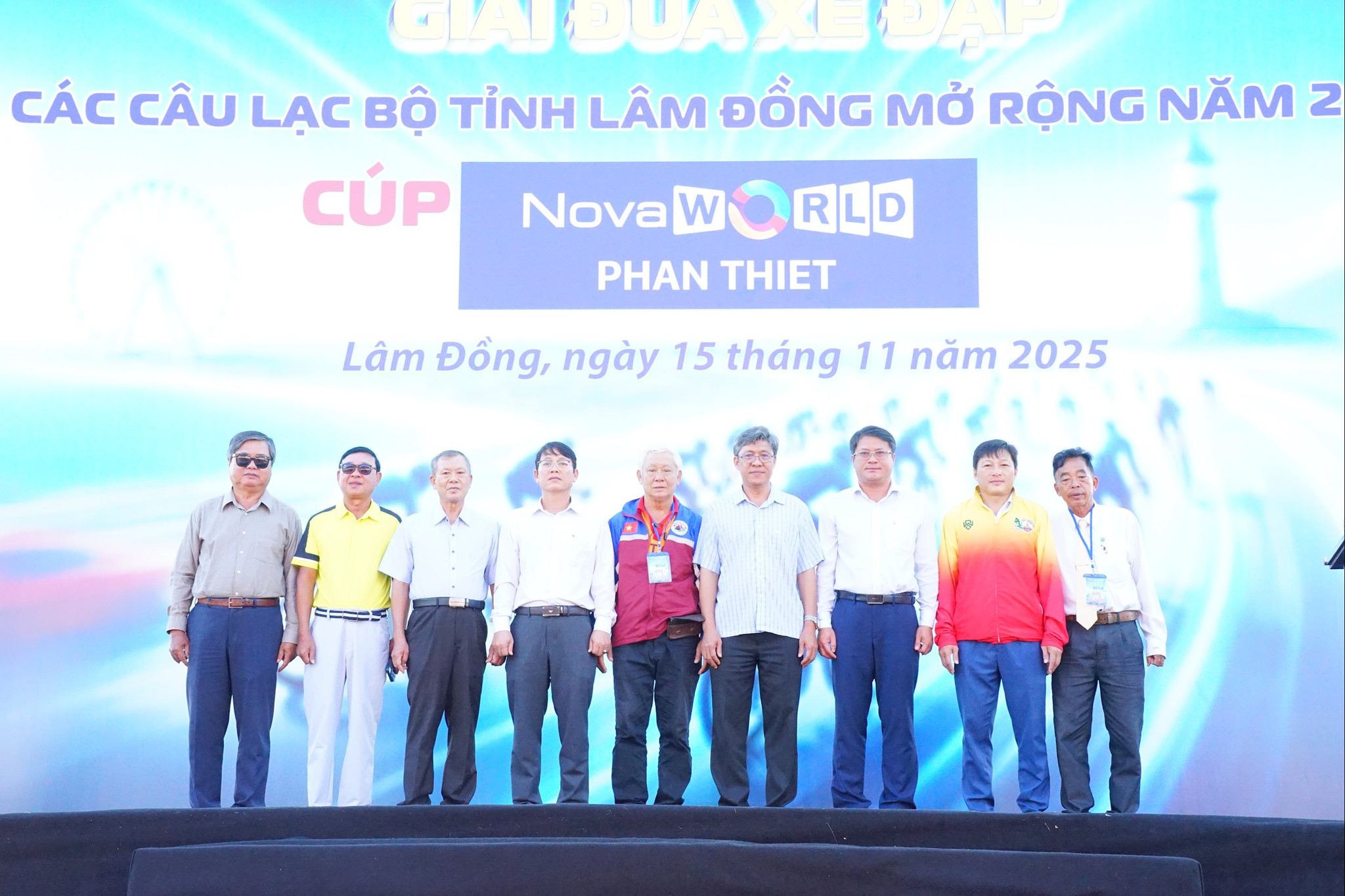 Lãnh đạo tỉnh Lâm Đồng chụp hình lưu niệm cùng vớ Ban tổ chức
