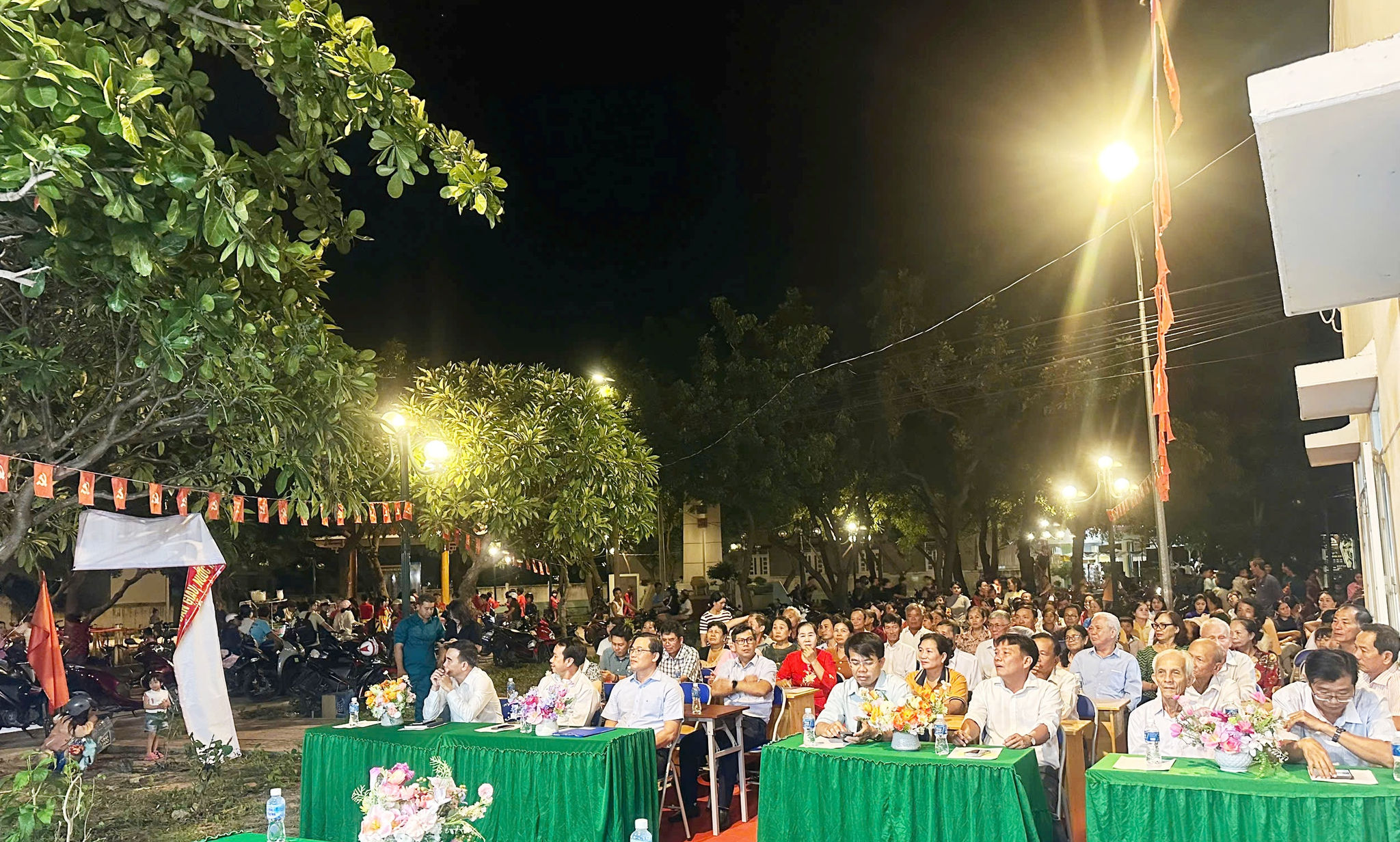 Lãnh đạo xã Vĩnh Hảo và đông đảo người dân thôn Vĩnh Sơn tham gia Ngày hội
