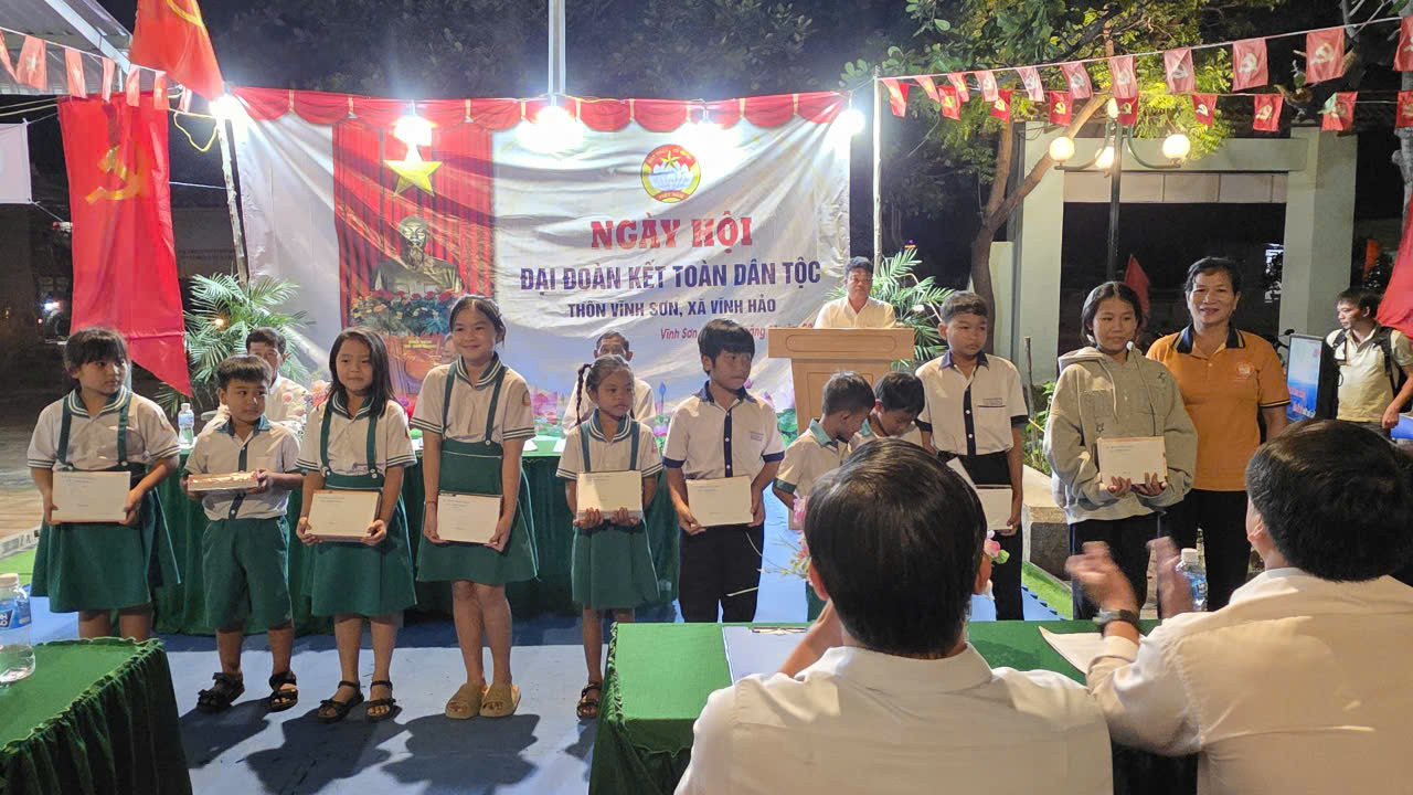 Tặng quà cho học sinh vượt khó học giỏi