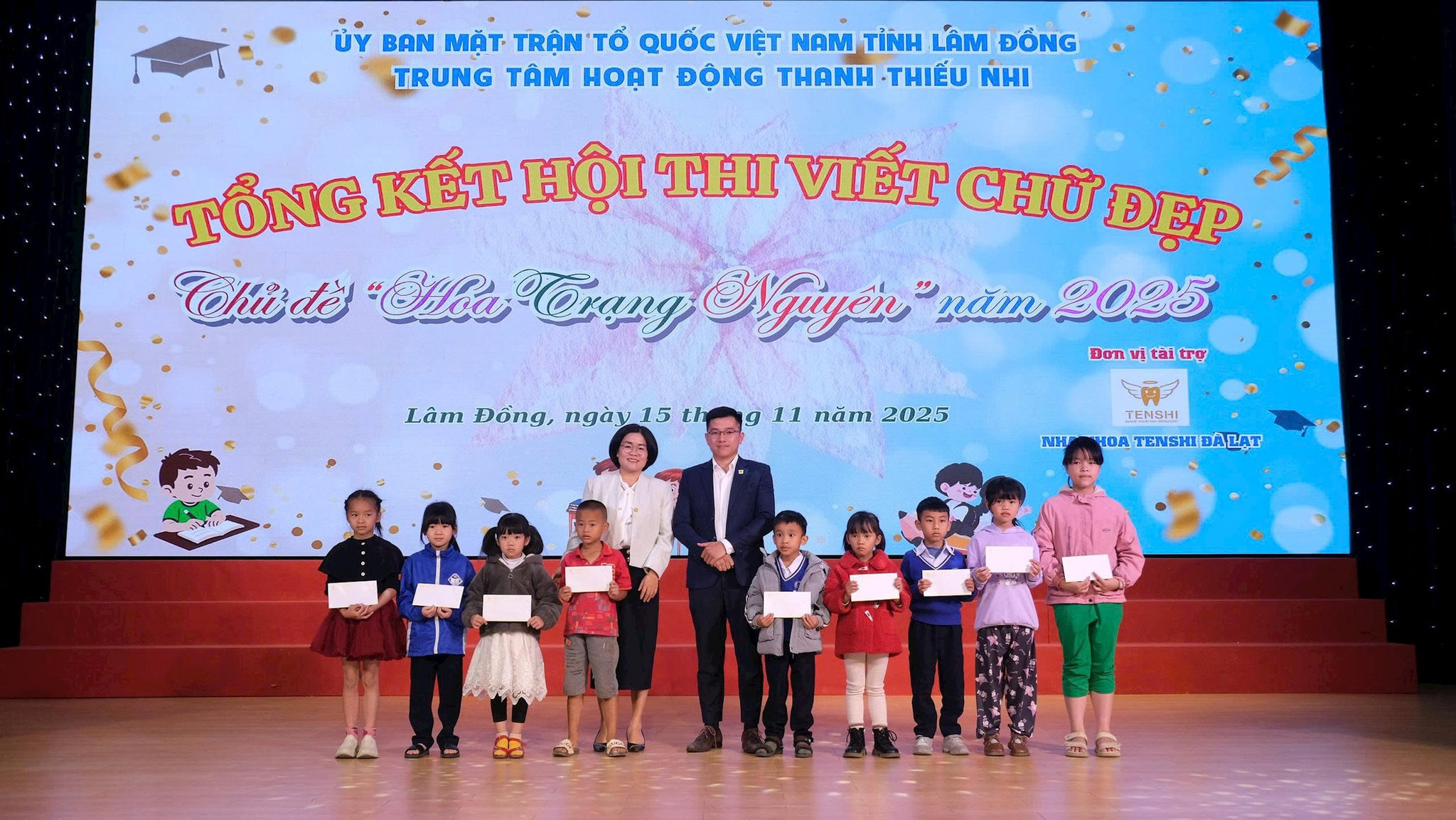 Trao học bổng cho các em học sinh 