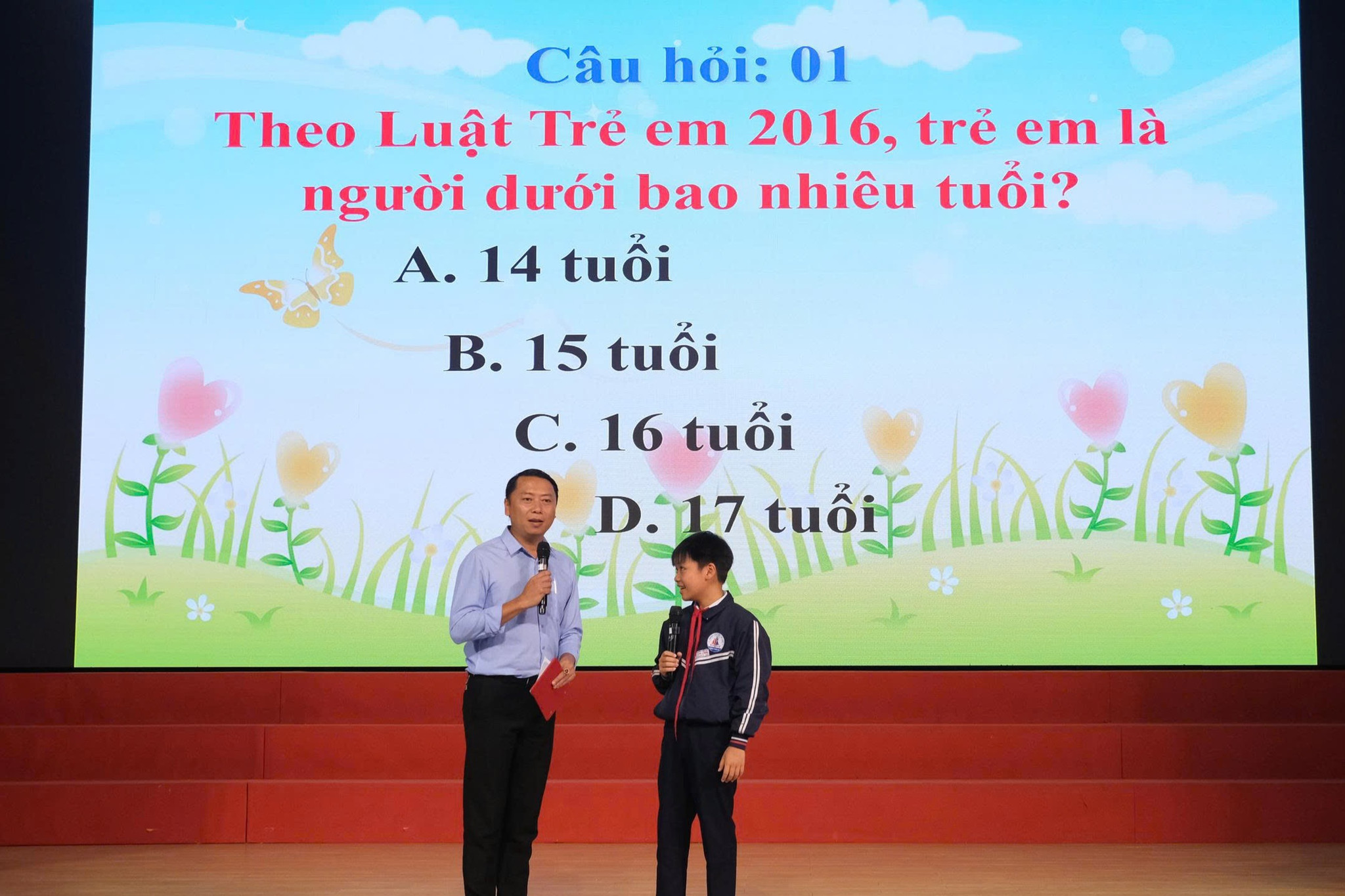 Học sinh hào hứng tham gia phần giao lưu kiến thức về Luật Trẻ em