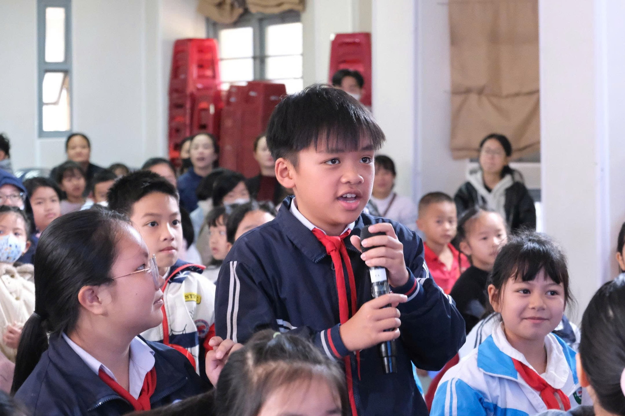 Các em học sinh chủ động bày tỏ ý kiến