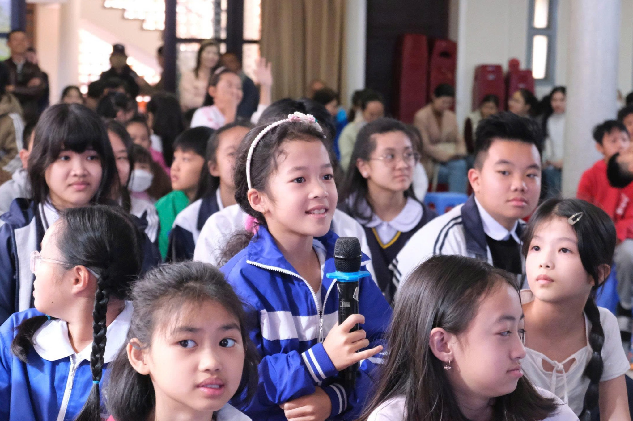 Các em thiếu nhi mạnh dạn đặt câu hỏi về quyền được bảo vệ và chăm sóc