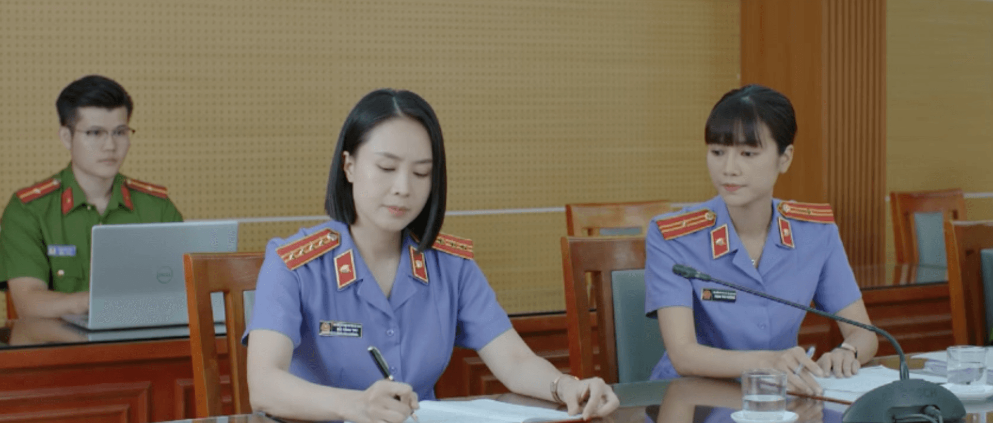 Dương 'nhọ' bị thẩm vấn trong tập 11 phim Lằn ranh.