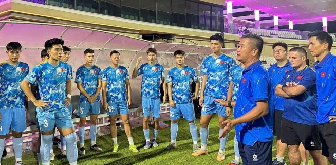 HLV Đinh Hồng Vinh khích lệ tinh thần của toàn đội.